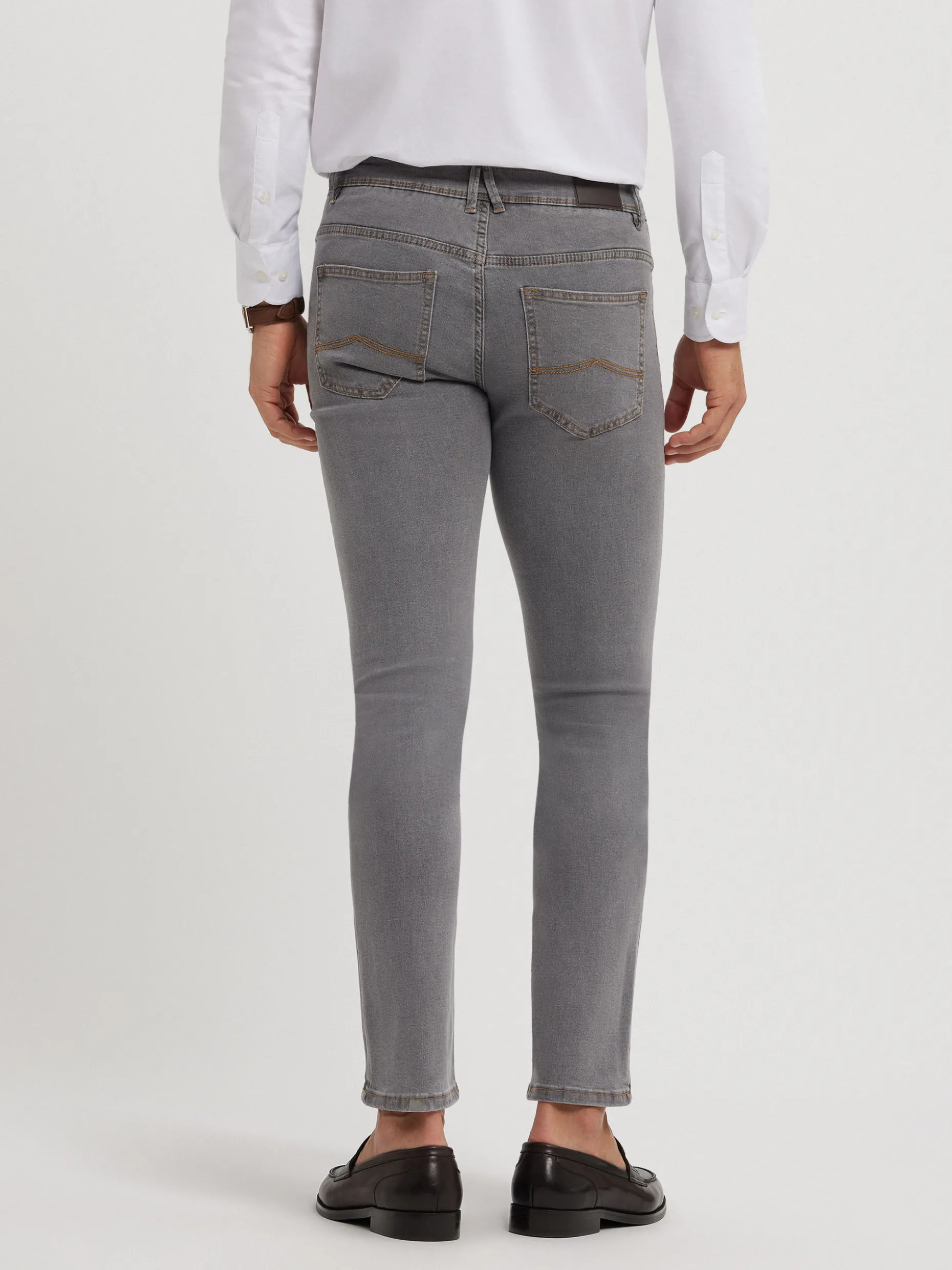 Jeans Slim Aderenti Essenziali - Collezione Premium di Alvaro Moreno