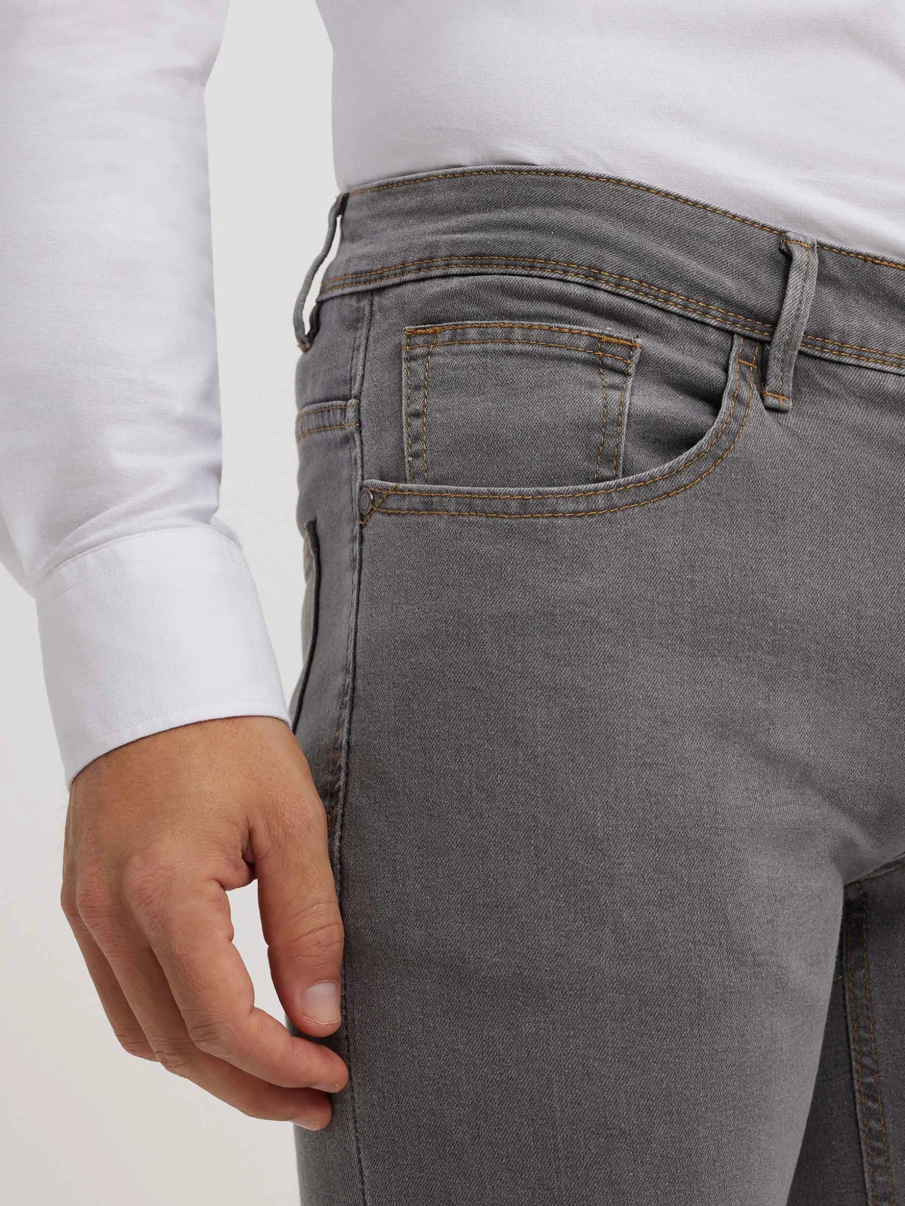Jeans Slim Aderenti Essenziali - Collezione Premium di Alvaro Moreno