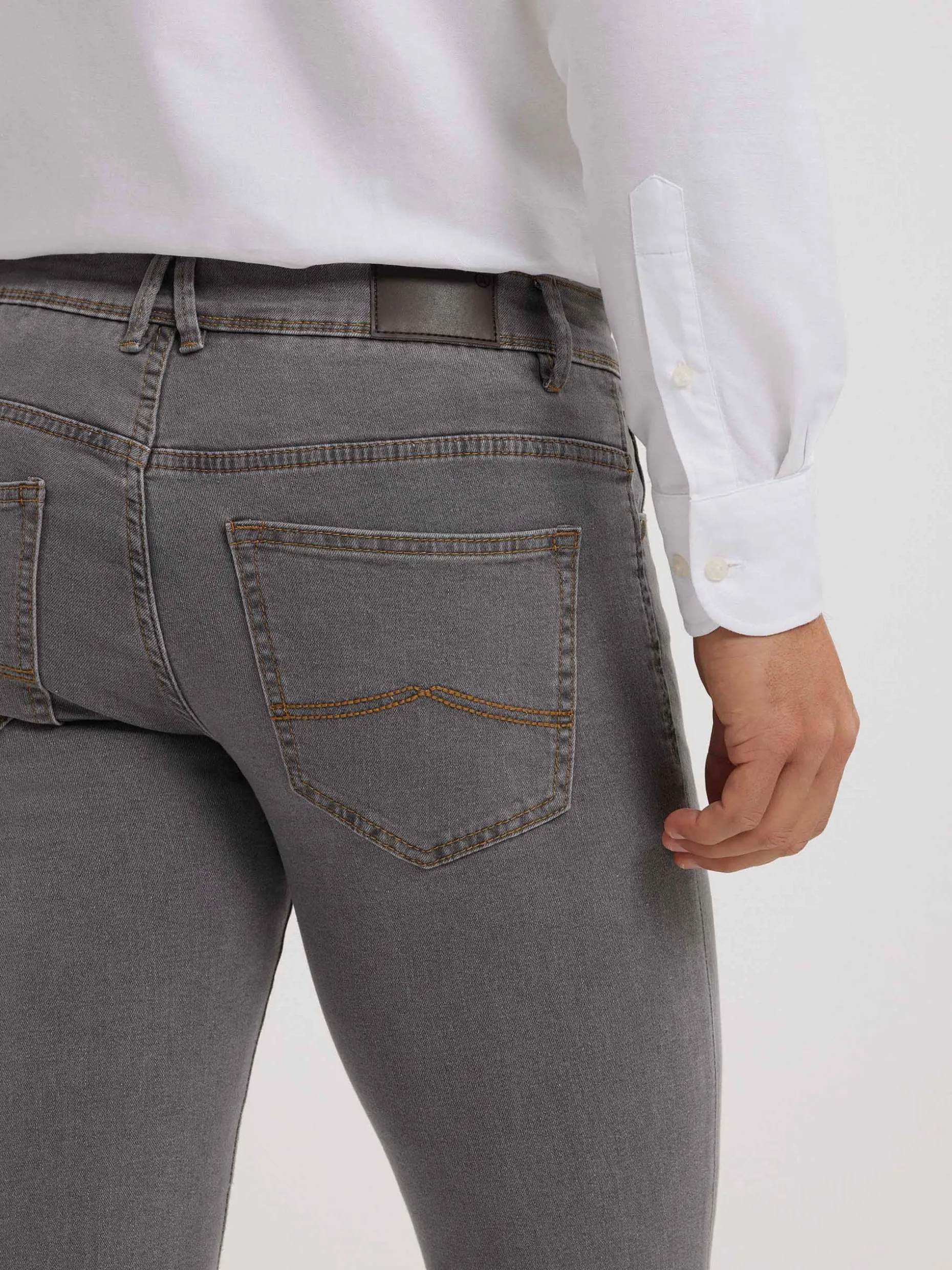 Jeans Slim Aderenti Essenziali - Collezione Premium di Alvaro Moreno
