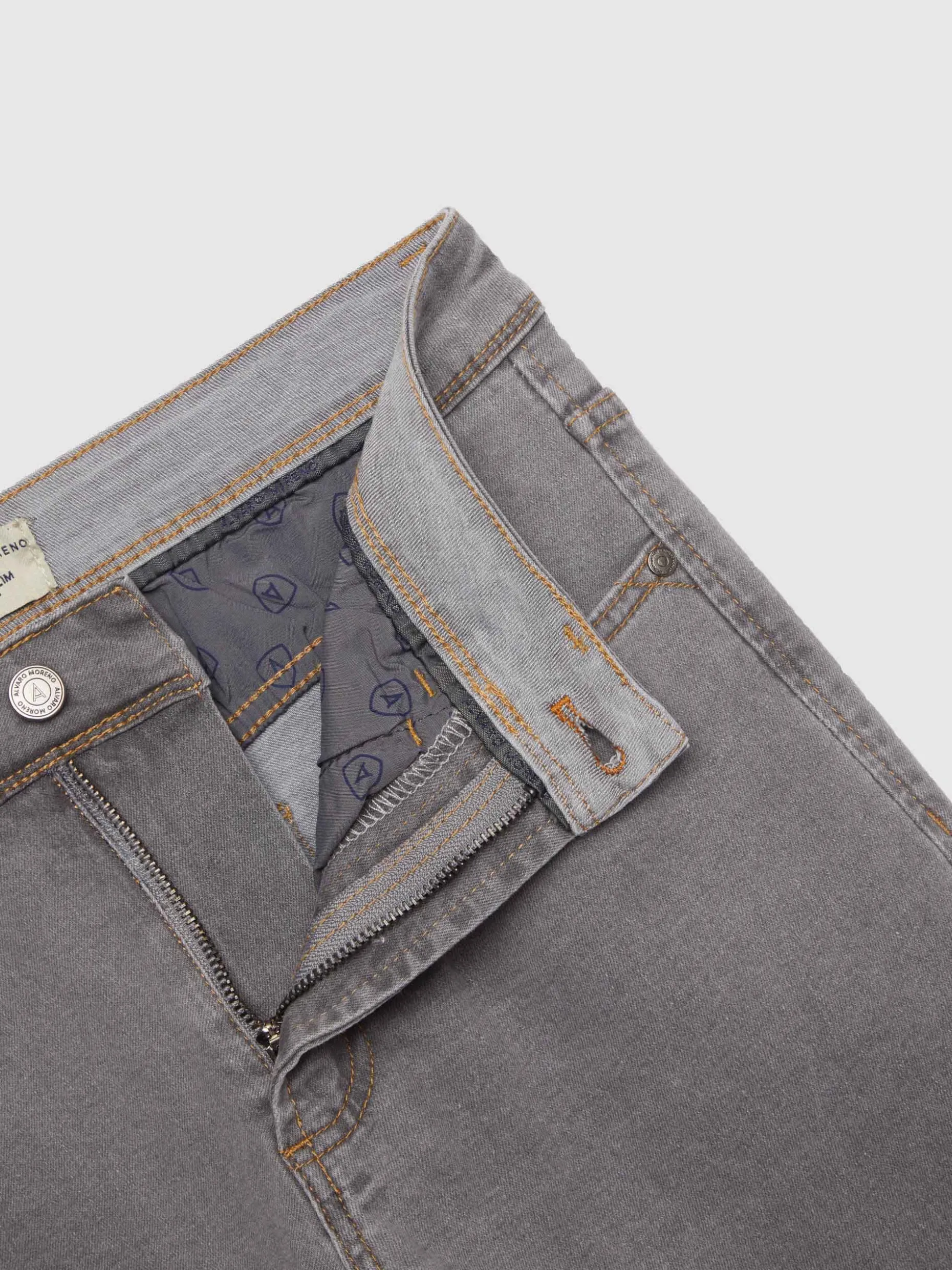 Jeans Slim Aderenti Essenziali - Collezione Premium di Alvaro Moreno