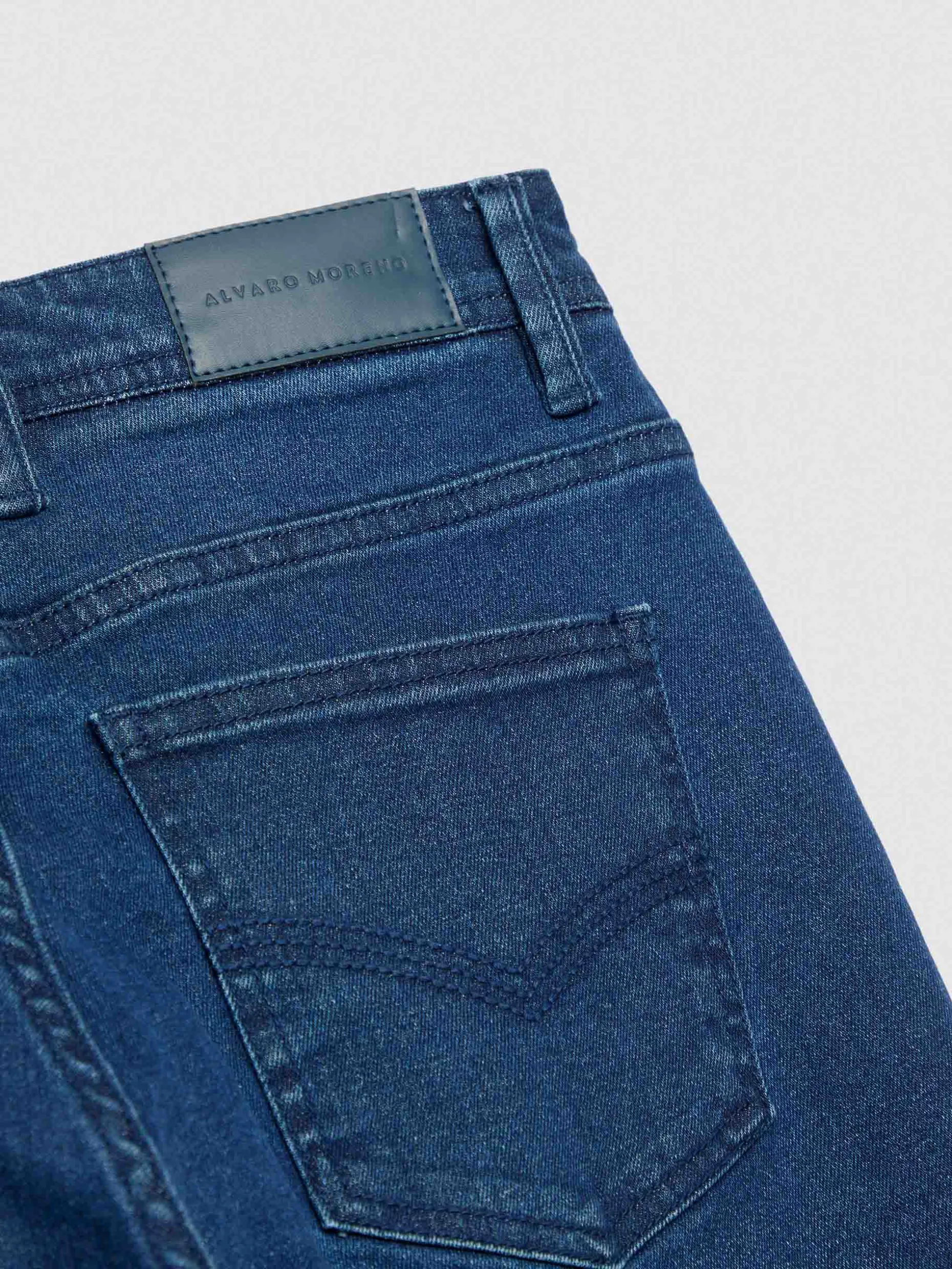 Alvaro Moreno Jeans Elasticizzati Confortevoli - Modello Slim Fit Uomo con Cuciture Detagliate | Tessuto Premium per Look Urbano | Disponibile Online con Spedizioni Rapide
