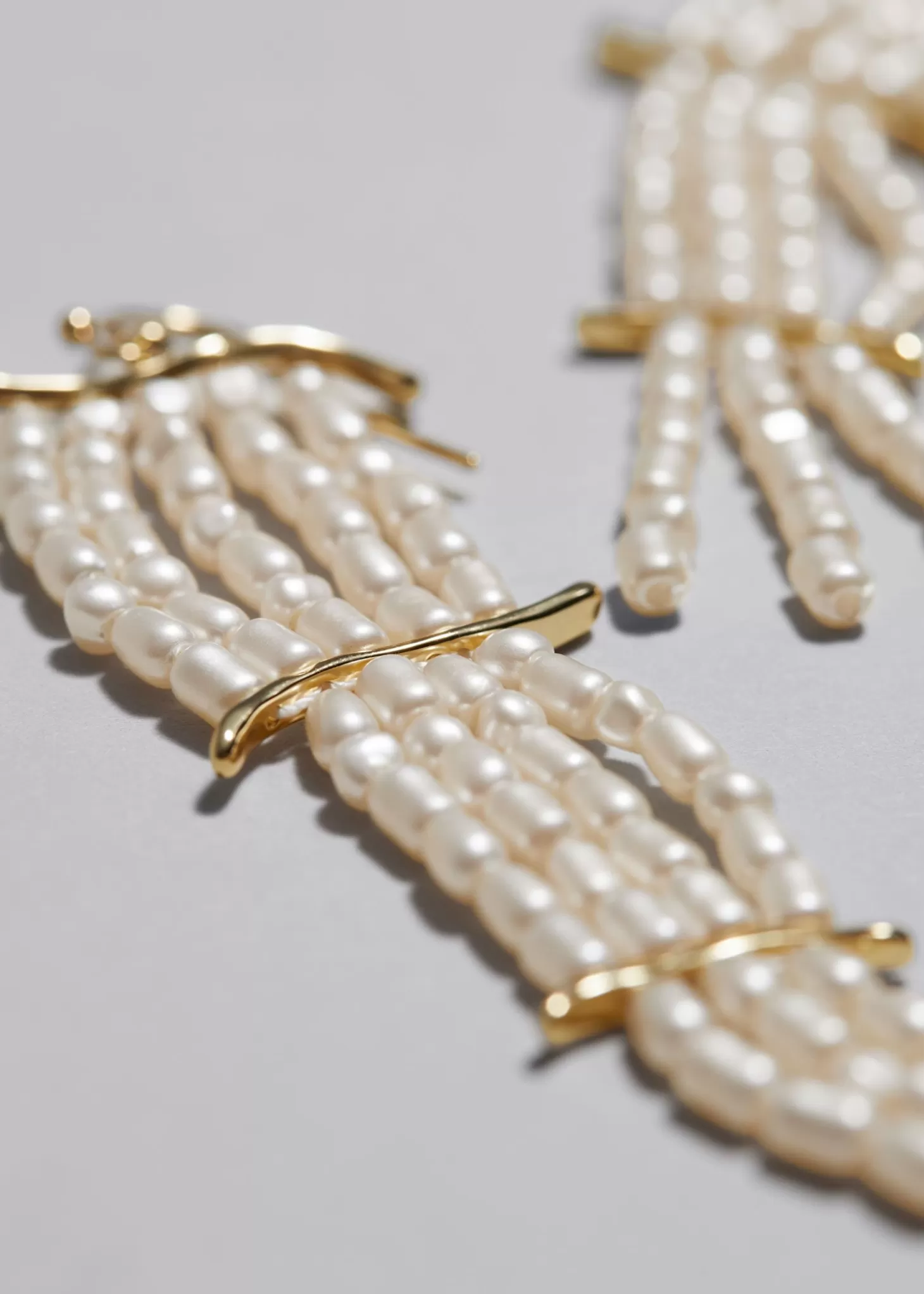Orecchini Eleganti con Perla Dorata - Design Delicato di Stories Collection