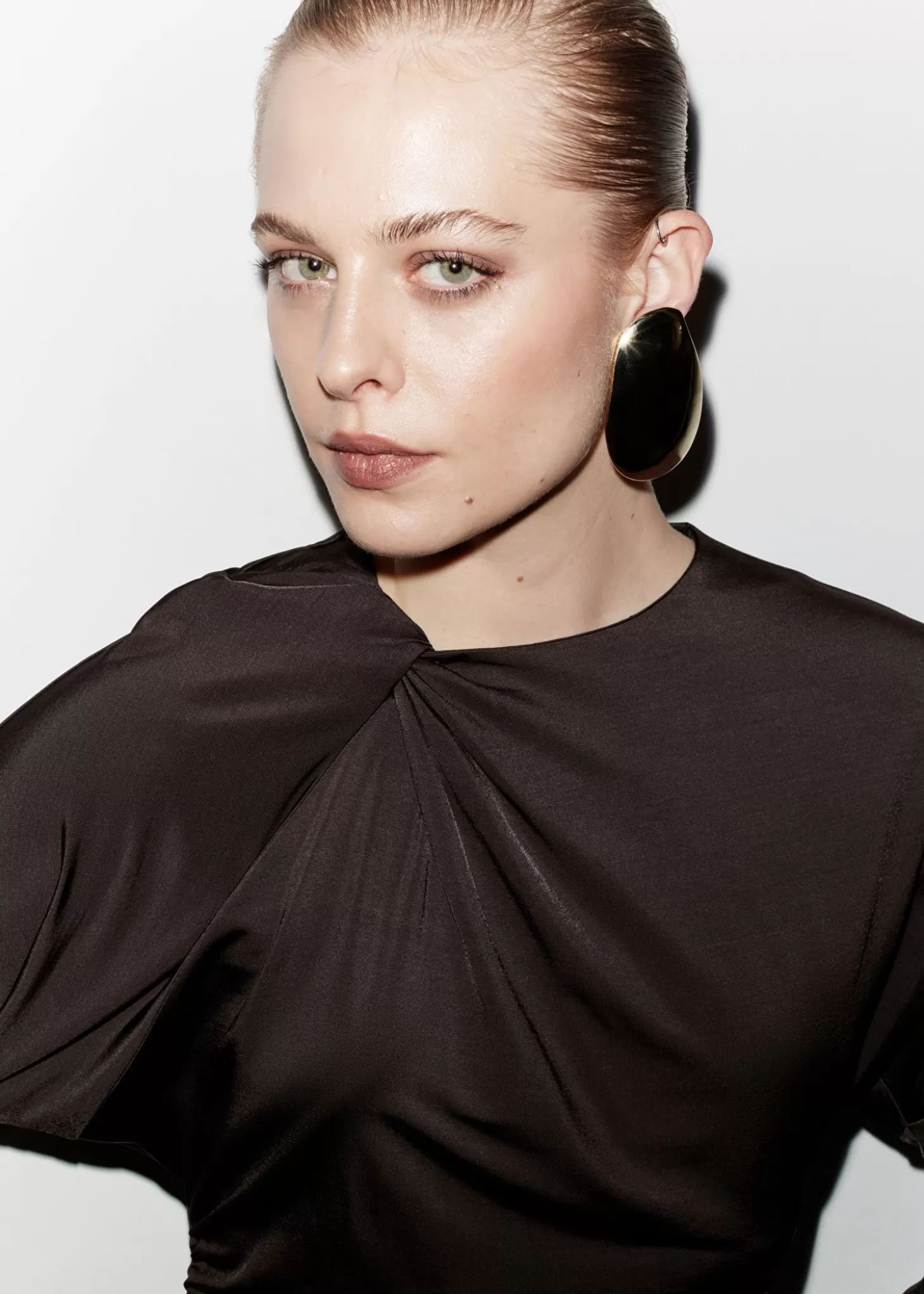 Elegante Abito Midi Plissettato in Marrone Fondente - Collezione & Other Stories