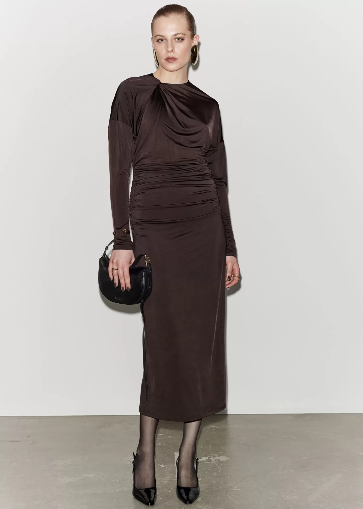 Elegante Abito Midi Plissettato in Marrone Fondente - Collezione & Other Stories