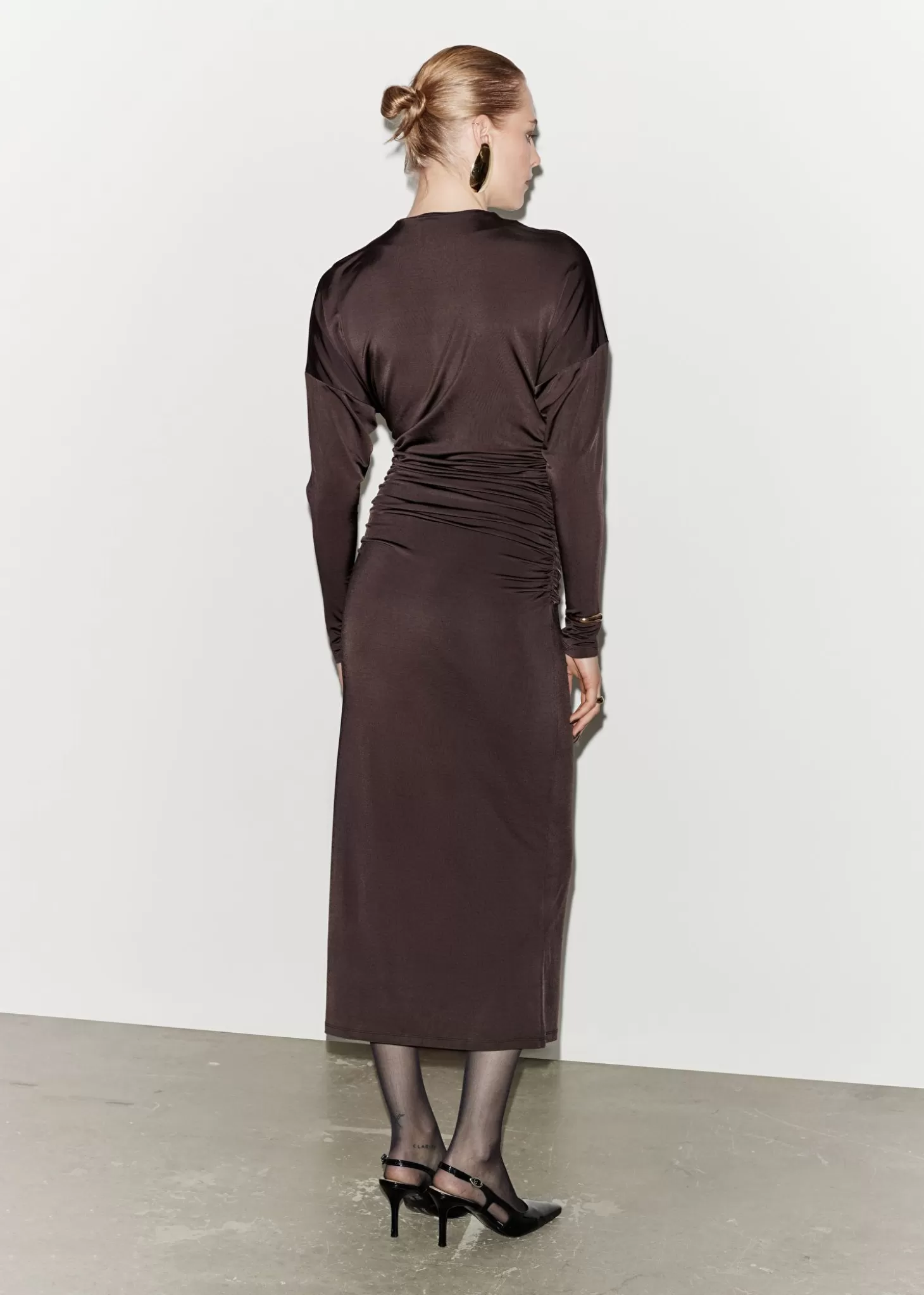 Elegante Abito Midi Plissettato in Marrone Fondente - Collezione & Other Stories