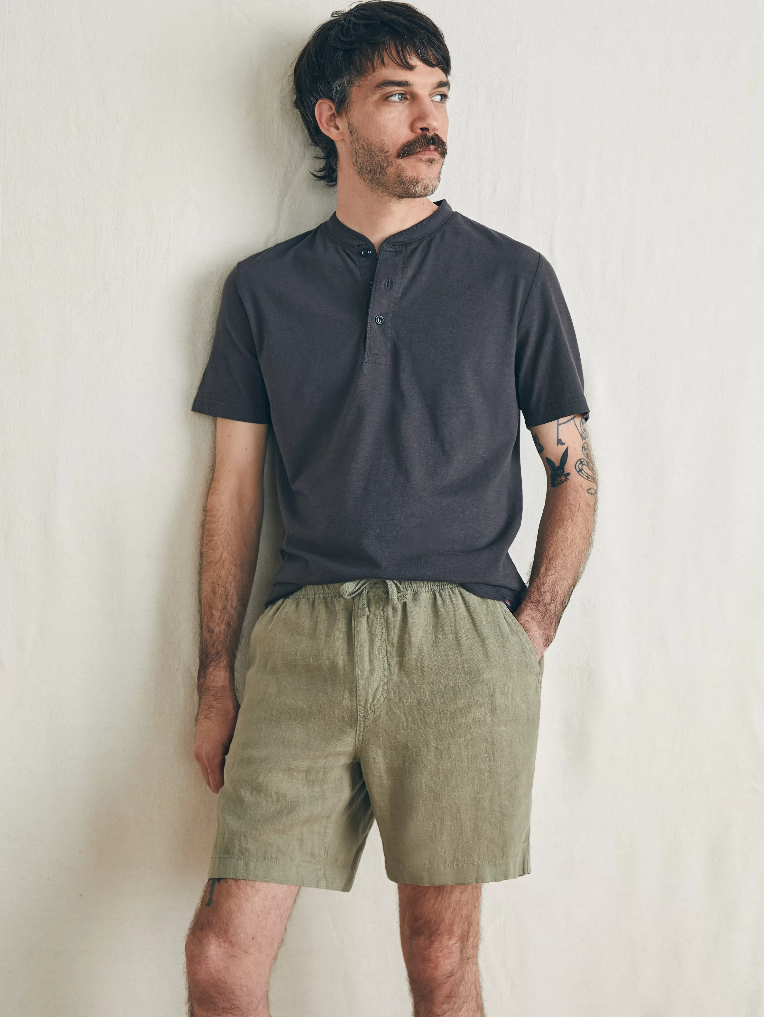 Short in Lino Essenziali con Fodera Interna da 6.5″ – Ideali per l'estate, Confortevoli e Leggeri – Disponibili presso il Faherty Brand Outlet
