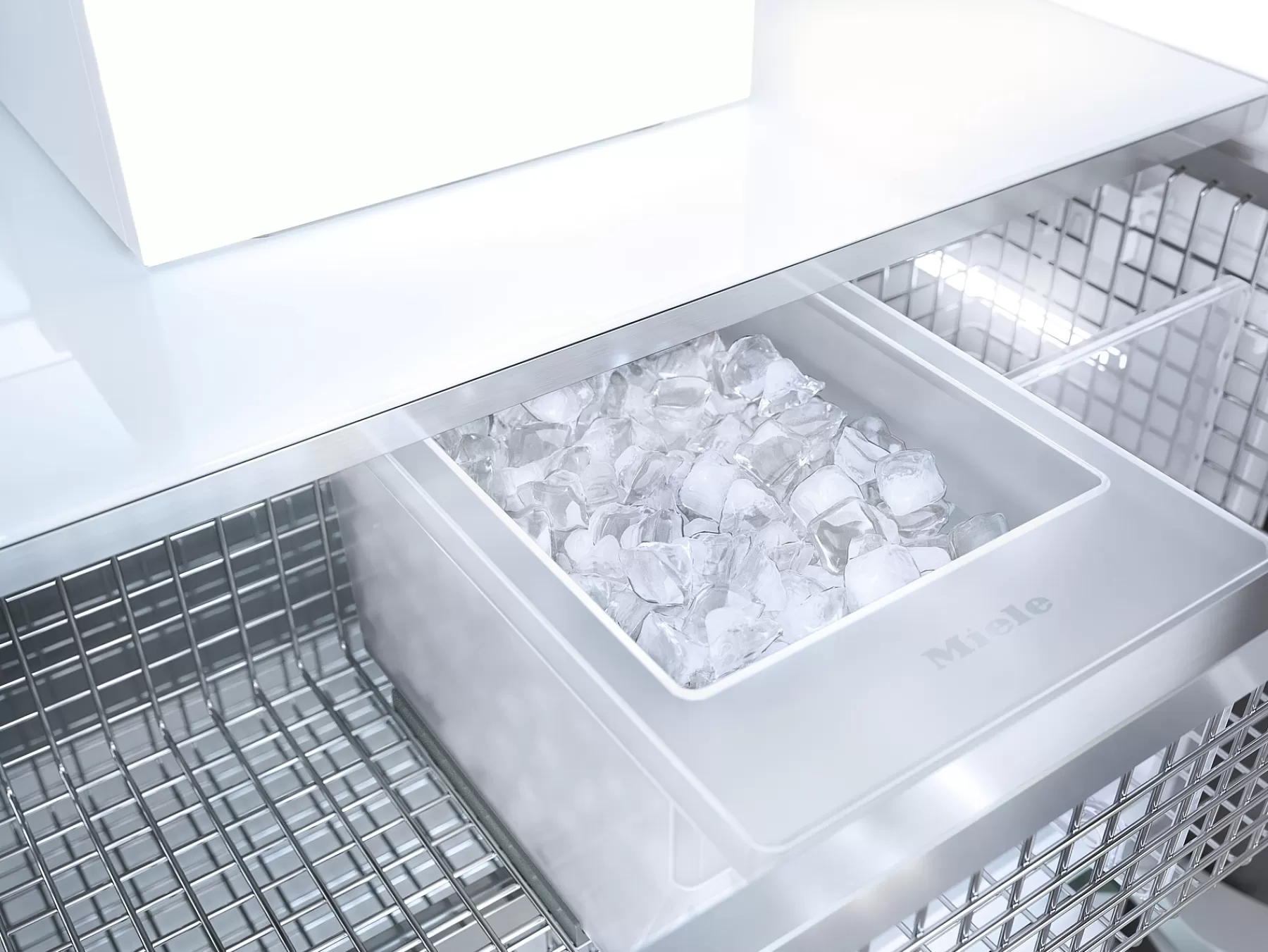 Miele Mastercool Pro - Congelatore a Libera Installazione Modello F-2672 VI con Tecnologia ViFresh Plus per Conservazione Ottimale