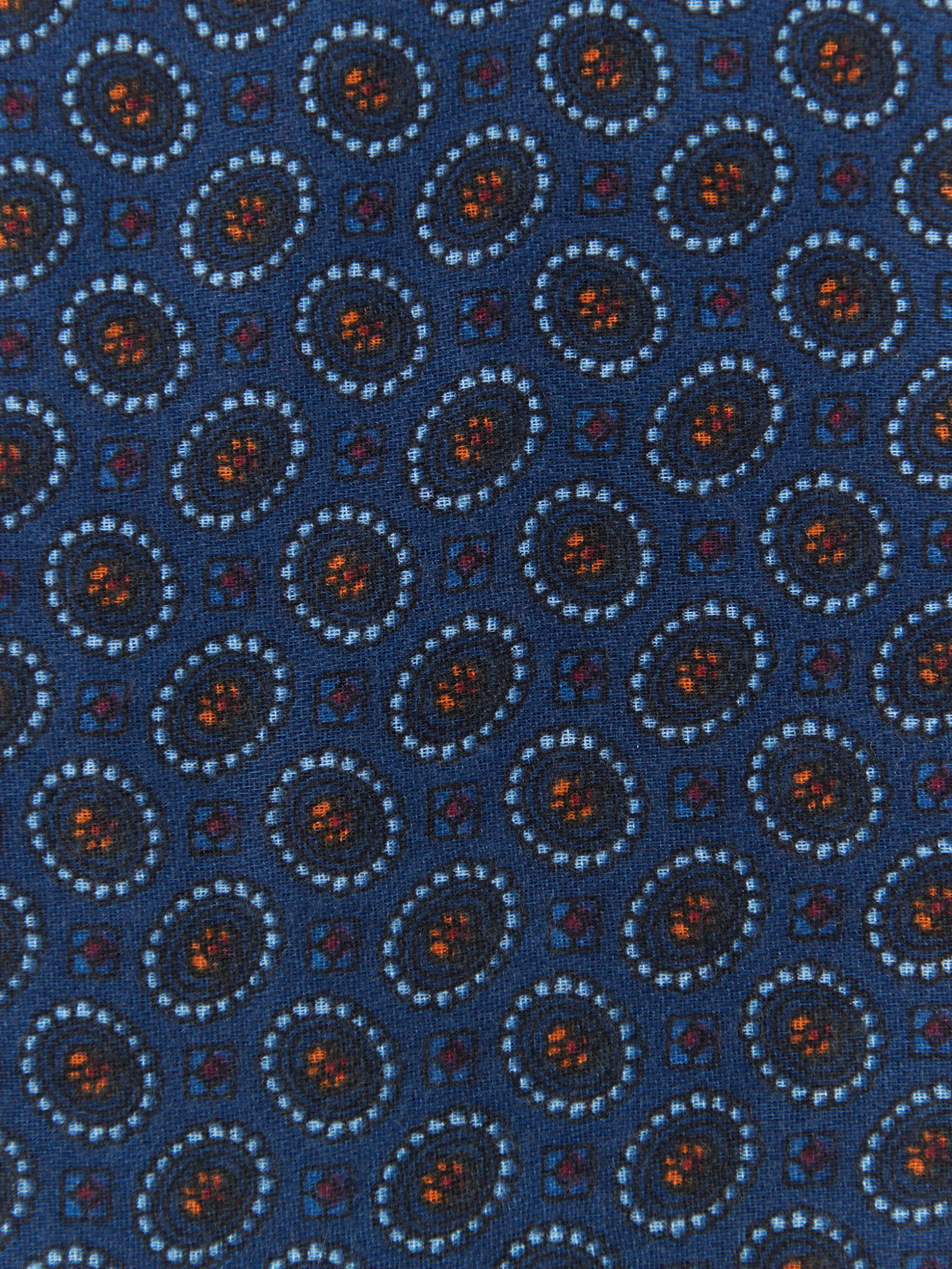 Elegante Sciarpa in Seta con Stampa Artistica - Collezione Esclusiva Alvaro Moreno Outlet