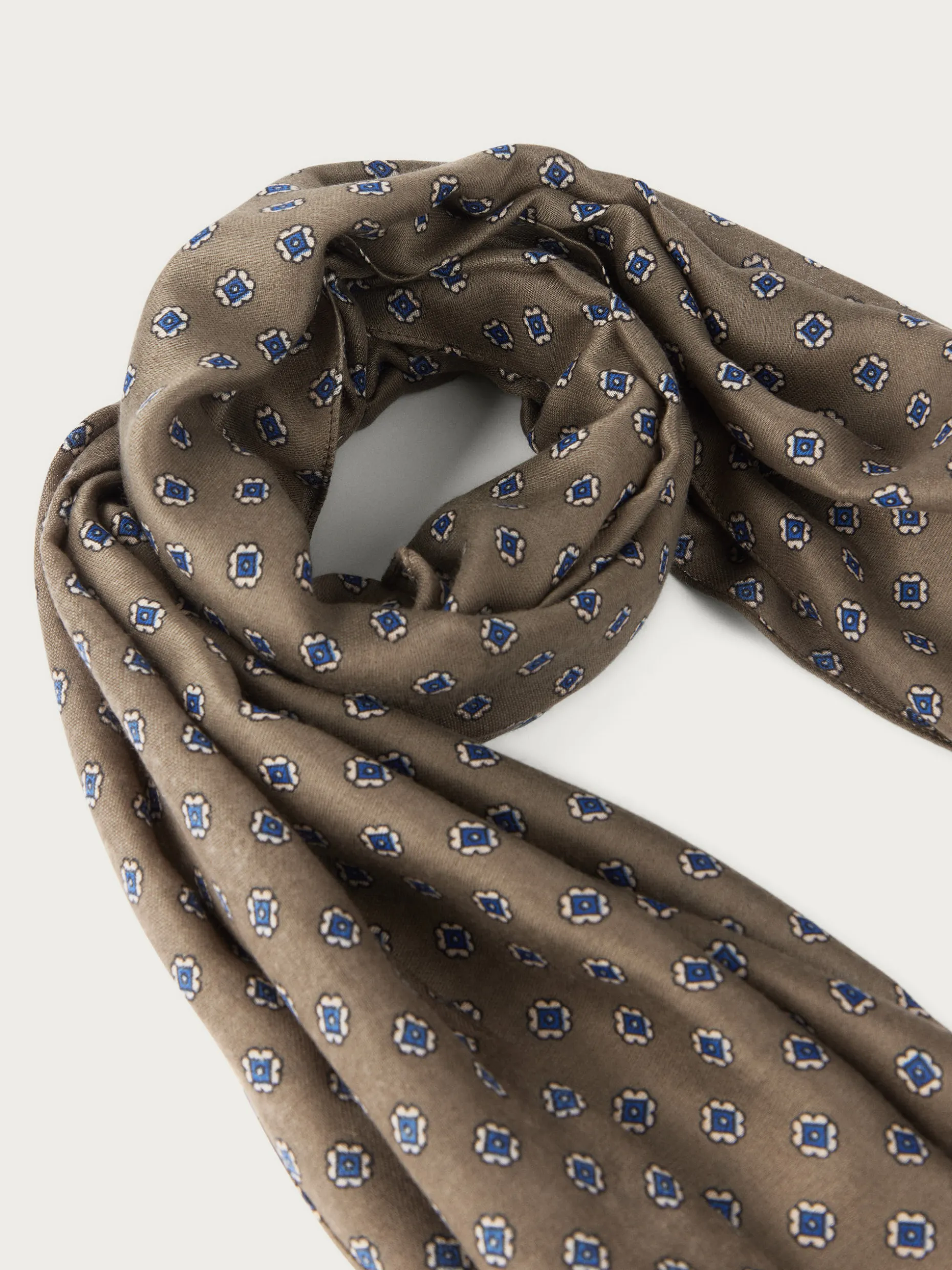 Foulard in Seta Stampa Geometrica Marrone Scuro - Accessorio Autunno/Inverno 2023 by Álvaro Moreno

( alternativa più creativa)

Sciarpa in Seta Jacquard con Fantasia Geometrica - Toni Terracotta e Cioccolato | Collezione Premium Álvaro Moreno