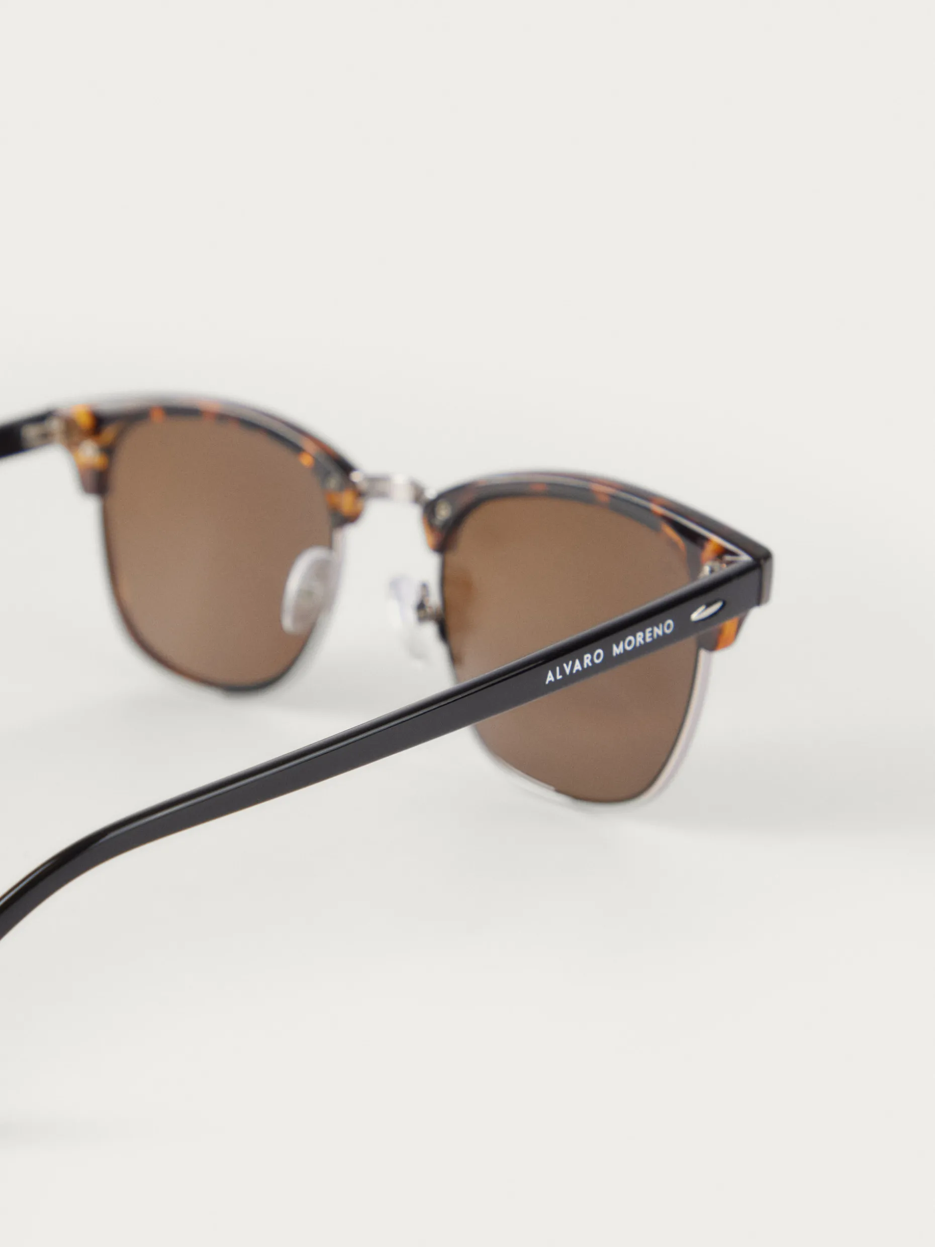 GAFAS MASTER: Occhiali Firmati in Super Offerta con Sconti Fino al 50%

(：，，