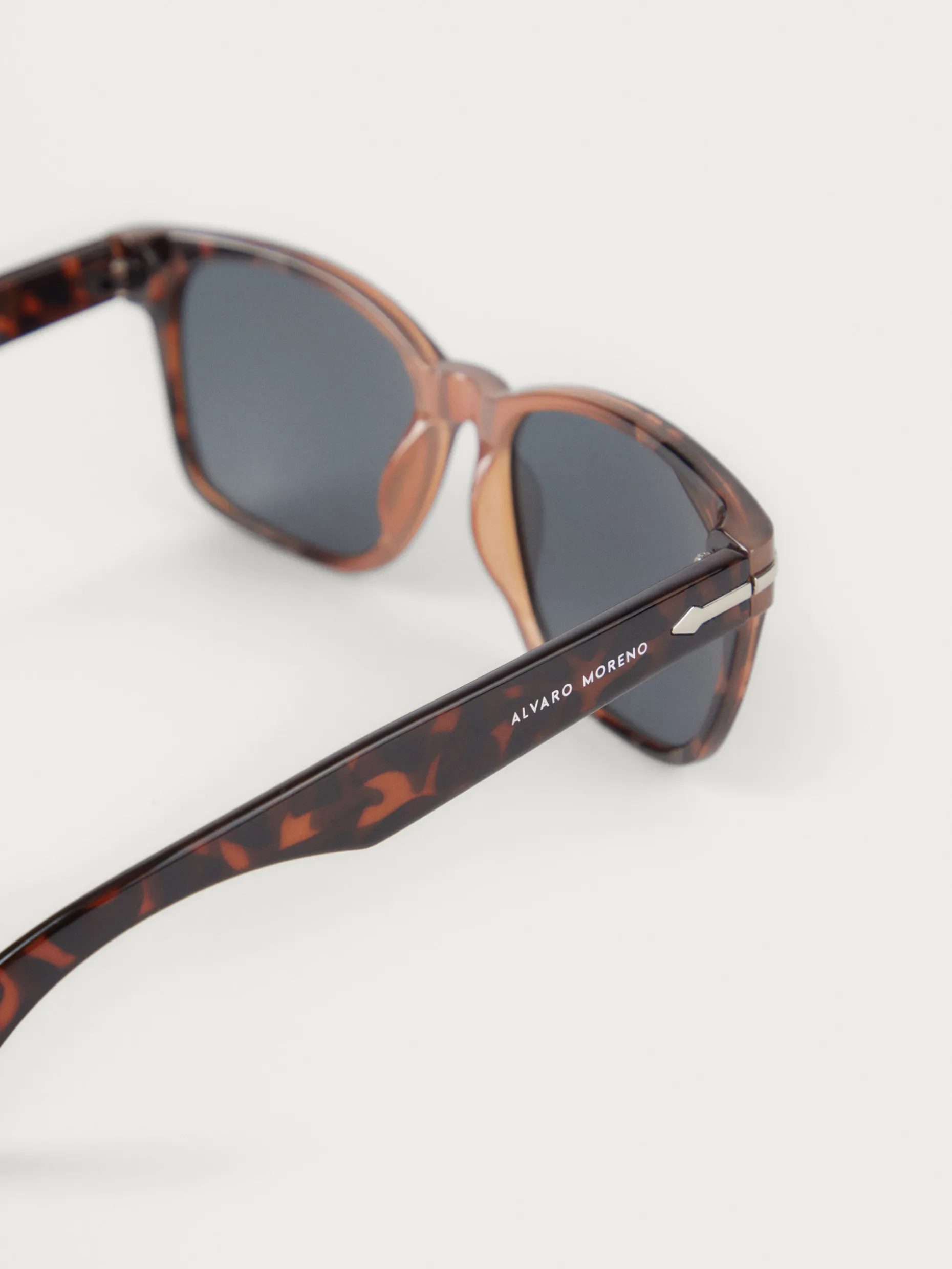 Occhiali da Sole Nick Uomo - Design Elegante in Sfumatura Marrone Tortora | Collezione Esclusiva Negozio Alvaro Moreno 

(：，