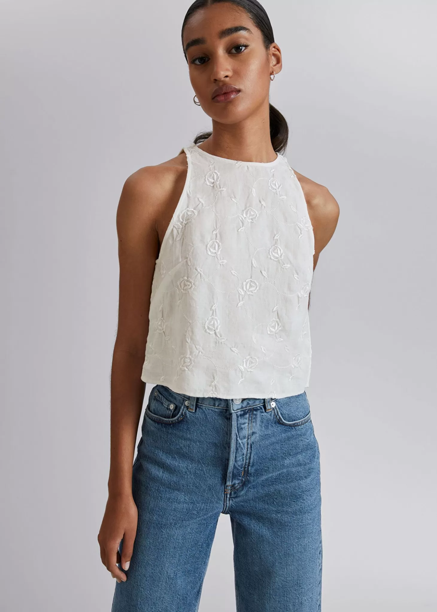 Maglietta Corta con Scollo Rotondo in Lino Floreale Bianco - Stile Casual Chic by & Other Stories