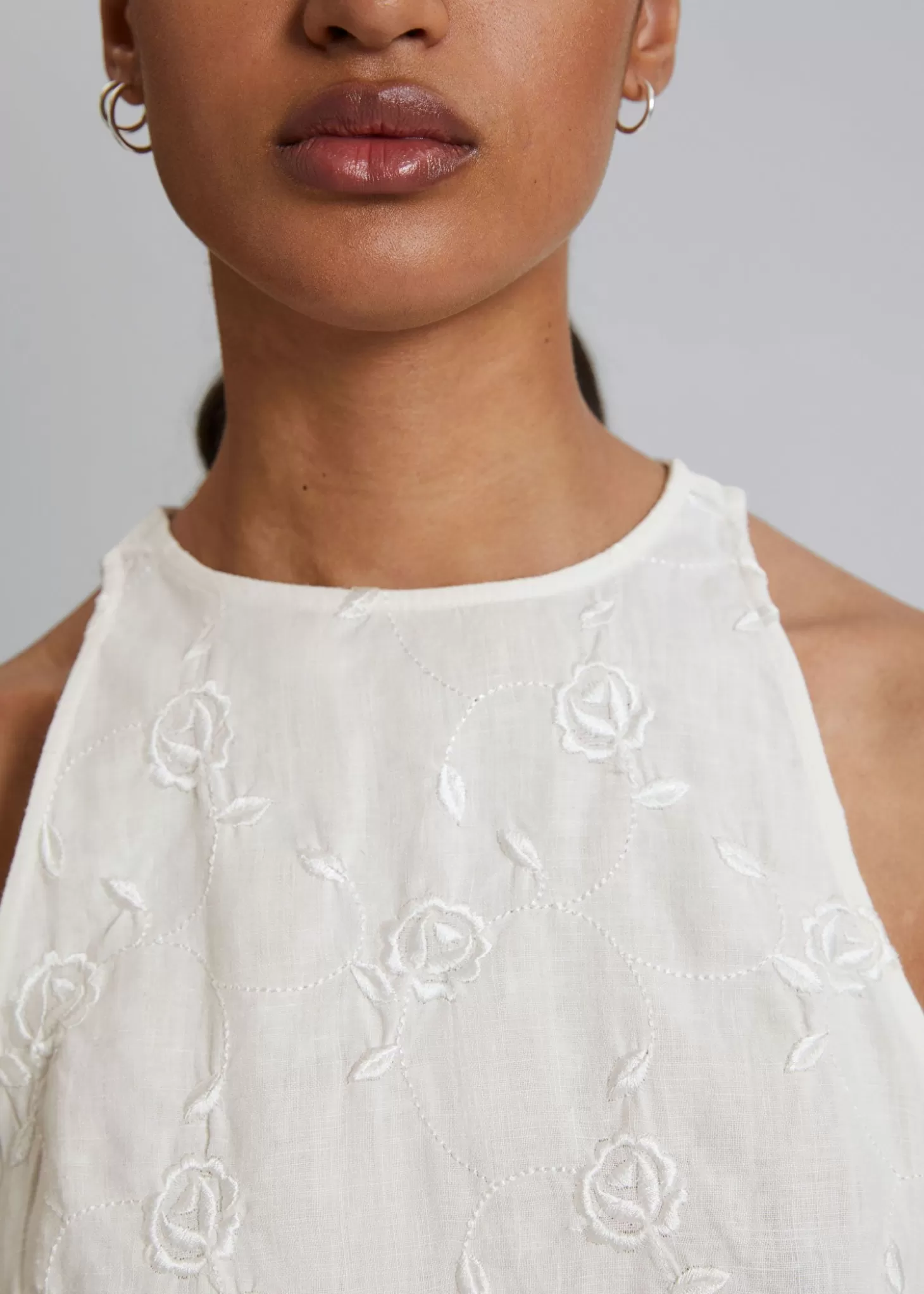 Maglietta Corta con Scollo Rotondo in Lino Floreale Bianco - Stile Casual Chic by & Other Stories
