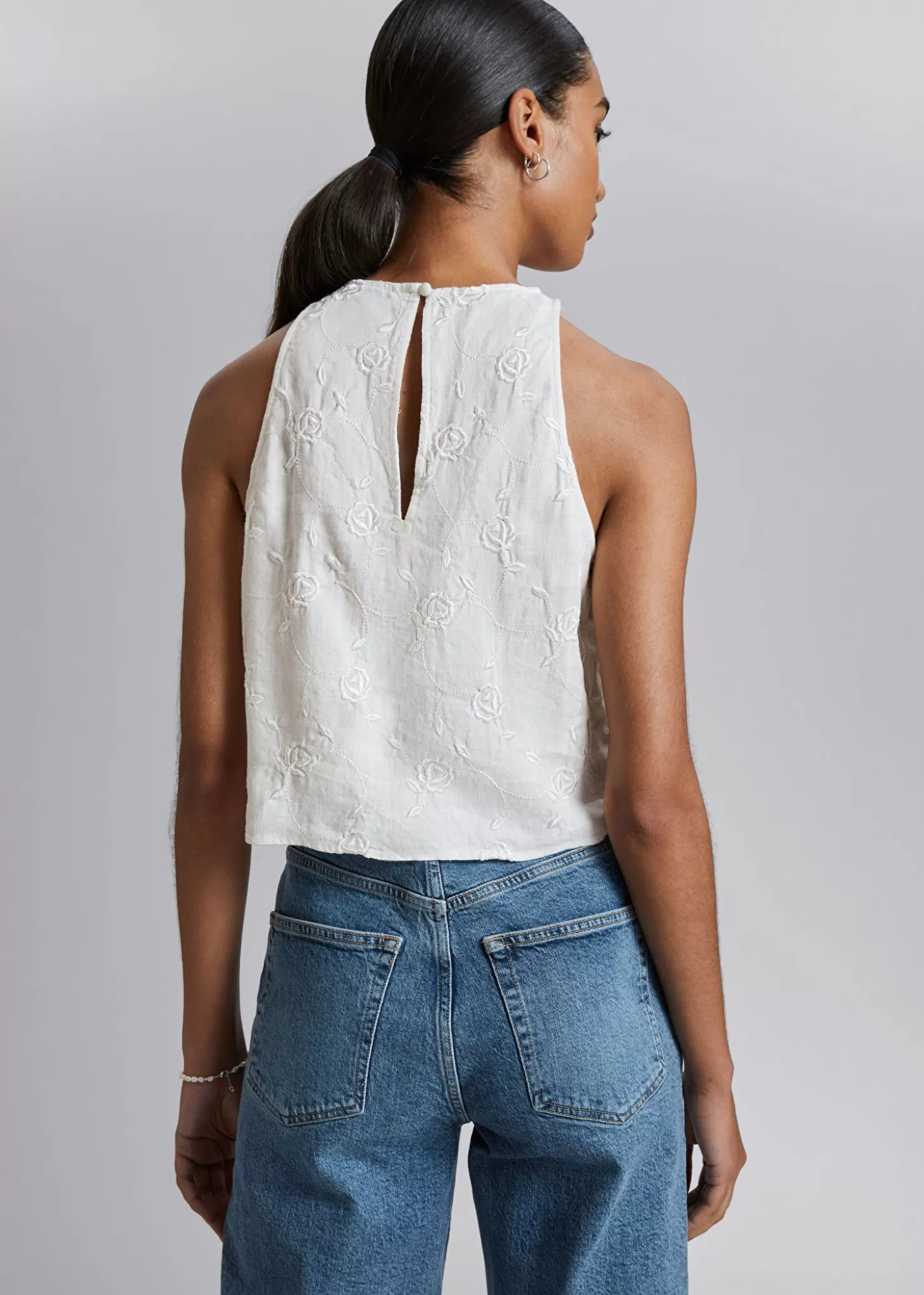 Maglietta Corta con Scollo Rotondo in Lino Floreale Bianco - Stile Casual Chic by & Other Stories