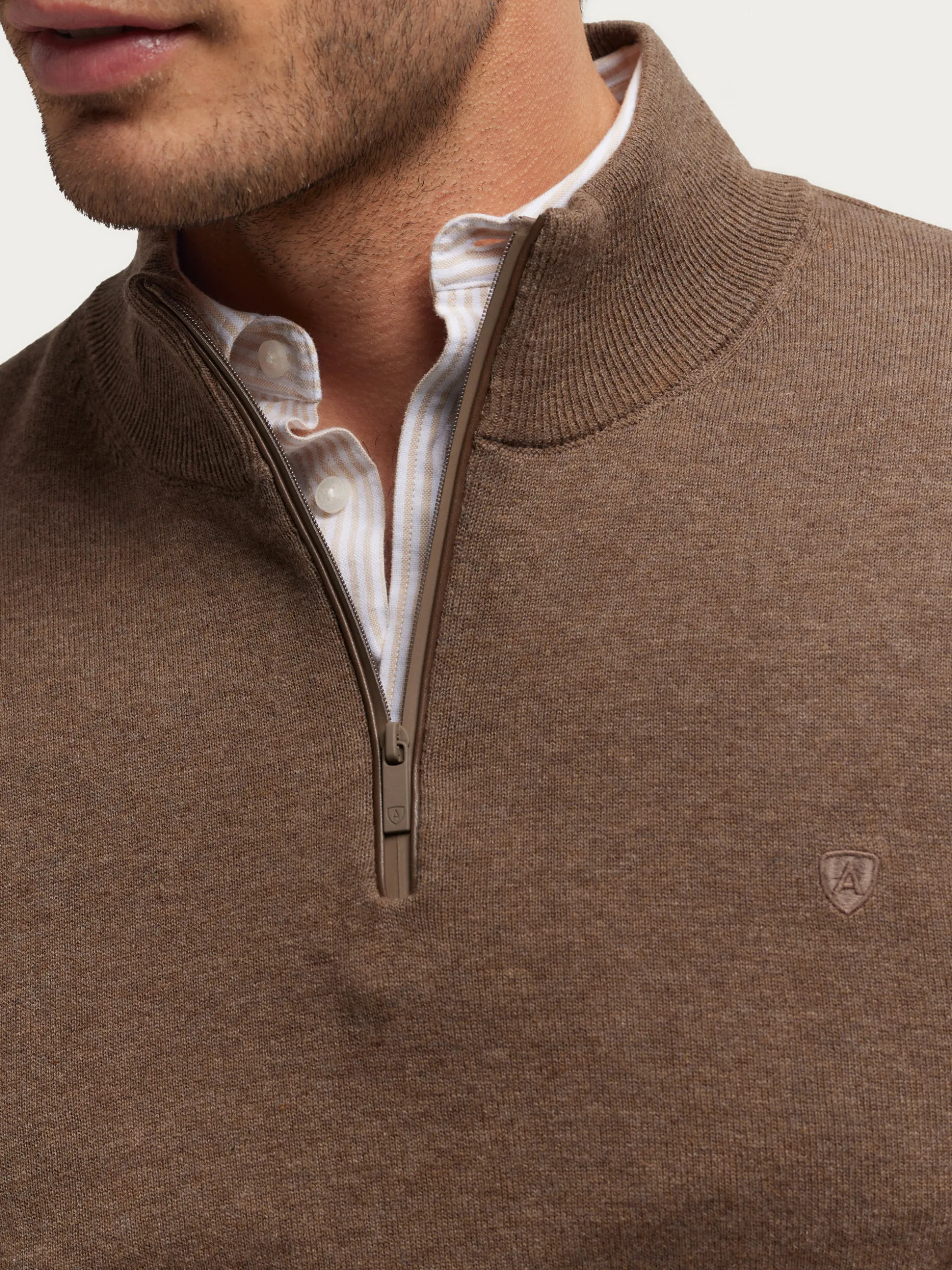 Maglia Sportiva Elegante Lorenzo Marrone - Design Moderno di Alvaro Moreno