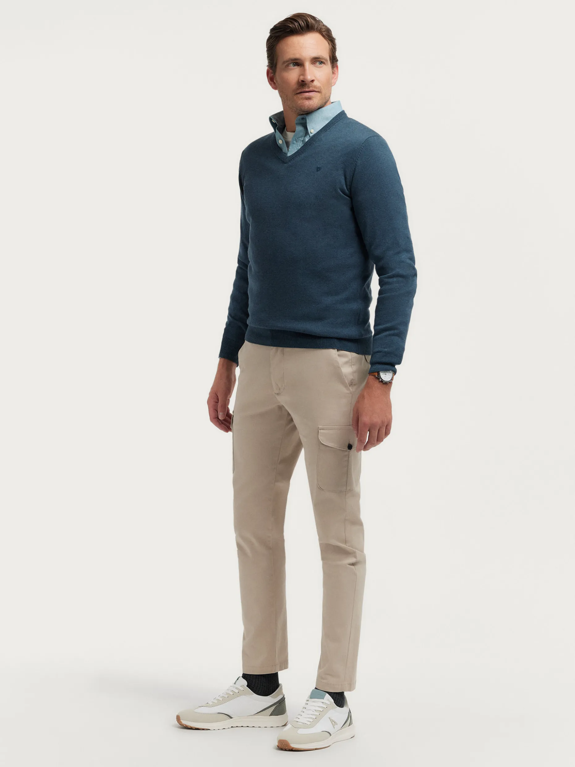 Maglia a V-Scollo Moderna in Puro Cotone - Stile Contemporaneo per il Tuo Guardaroba | Collezione Premium di Alvaro Moreno

（：（）、（）、，