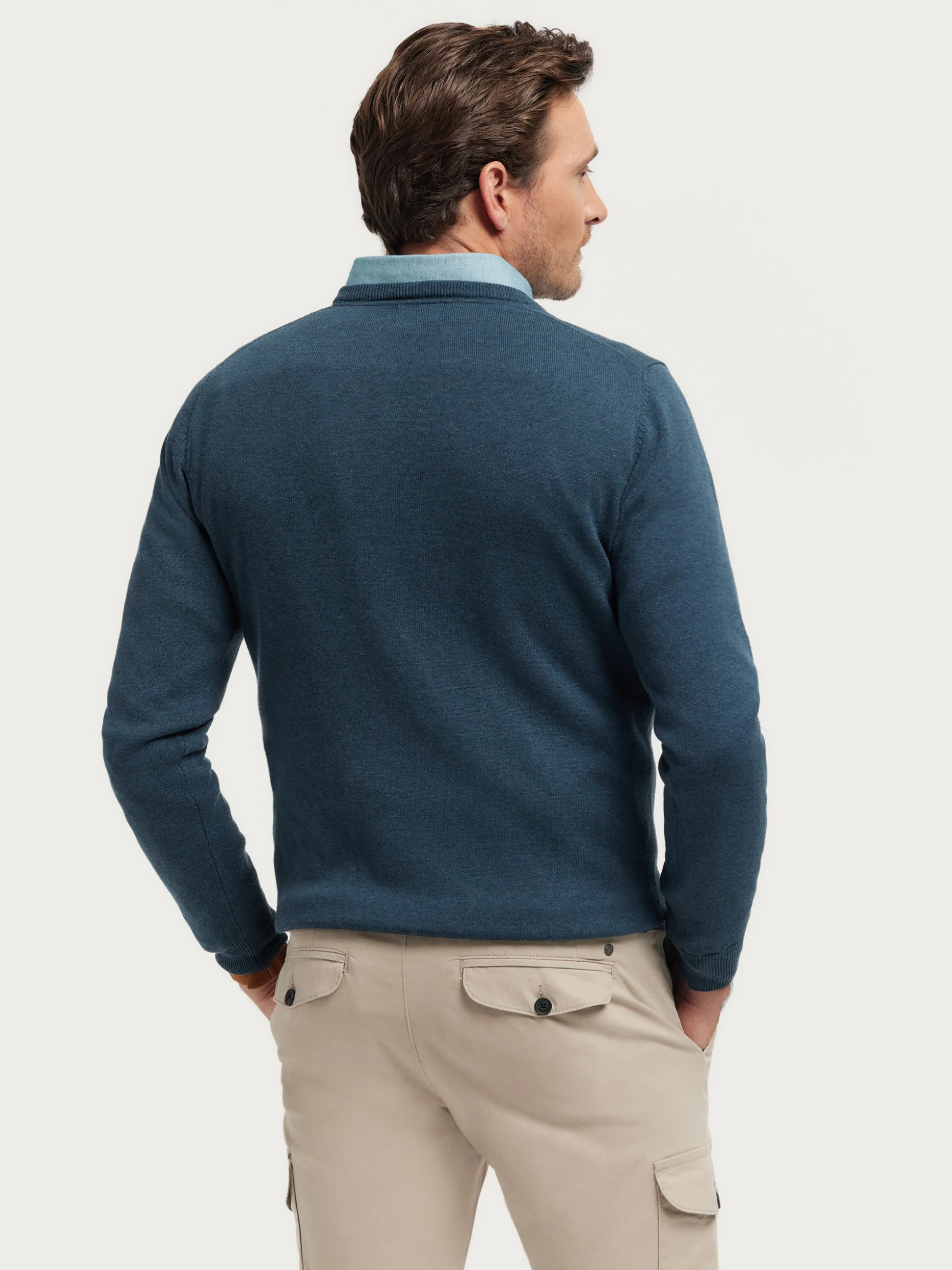 Maglia a V-Scollo Moderna in Puro Cotone - Stile Contemporaneo per il Tuo Guardaroba | Collezione Premium di Alvaro Moreno

（：（）、（）、，