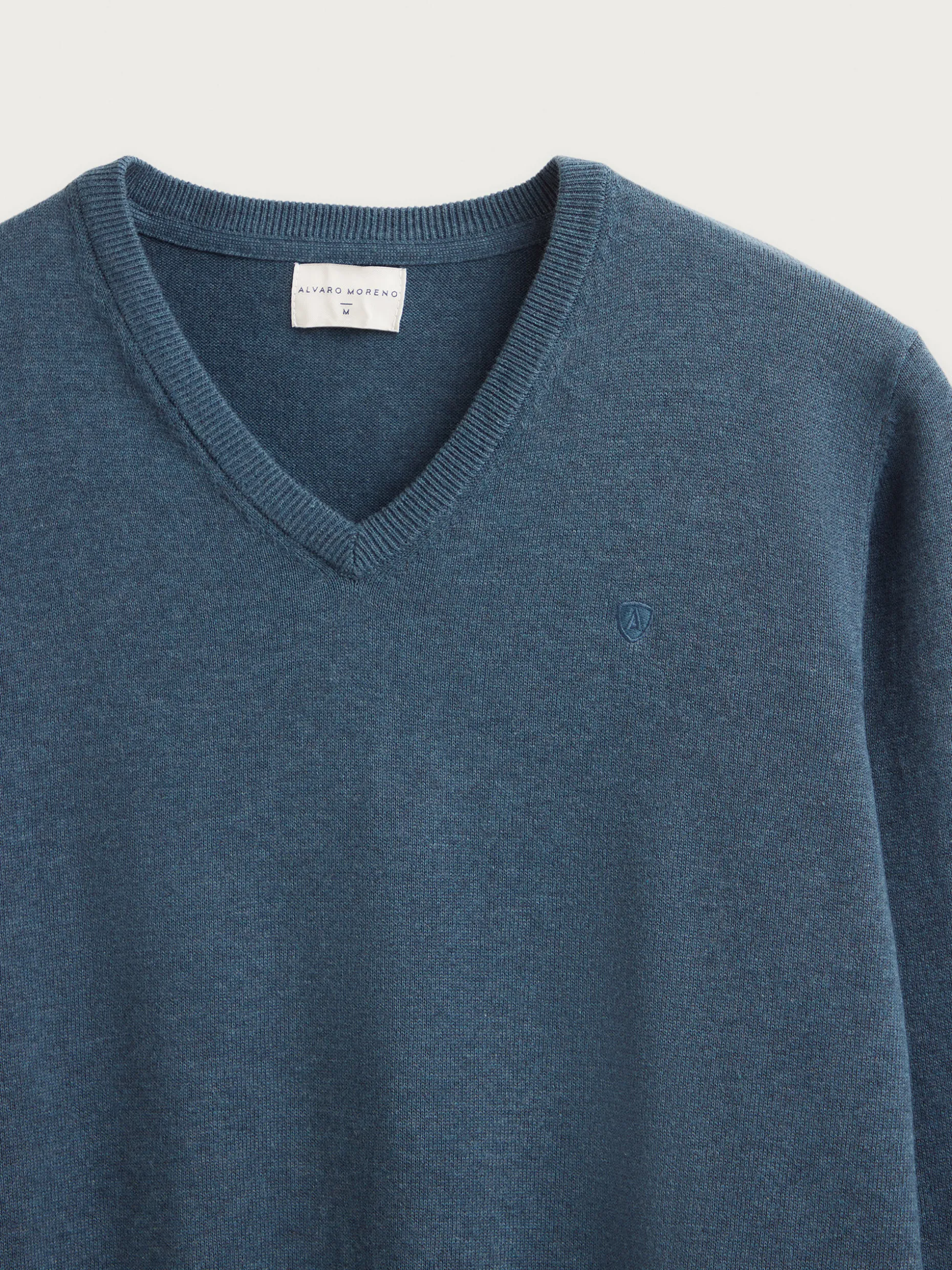 Maglia a V-Scollo Moderna in Puro Cotone - Stile Contemporaneo per il Tuo Guardaroba | Collezione Premium di Alvaro Moreno

（：（）、（）、，