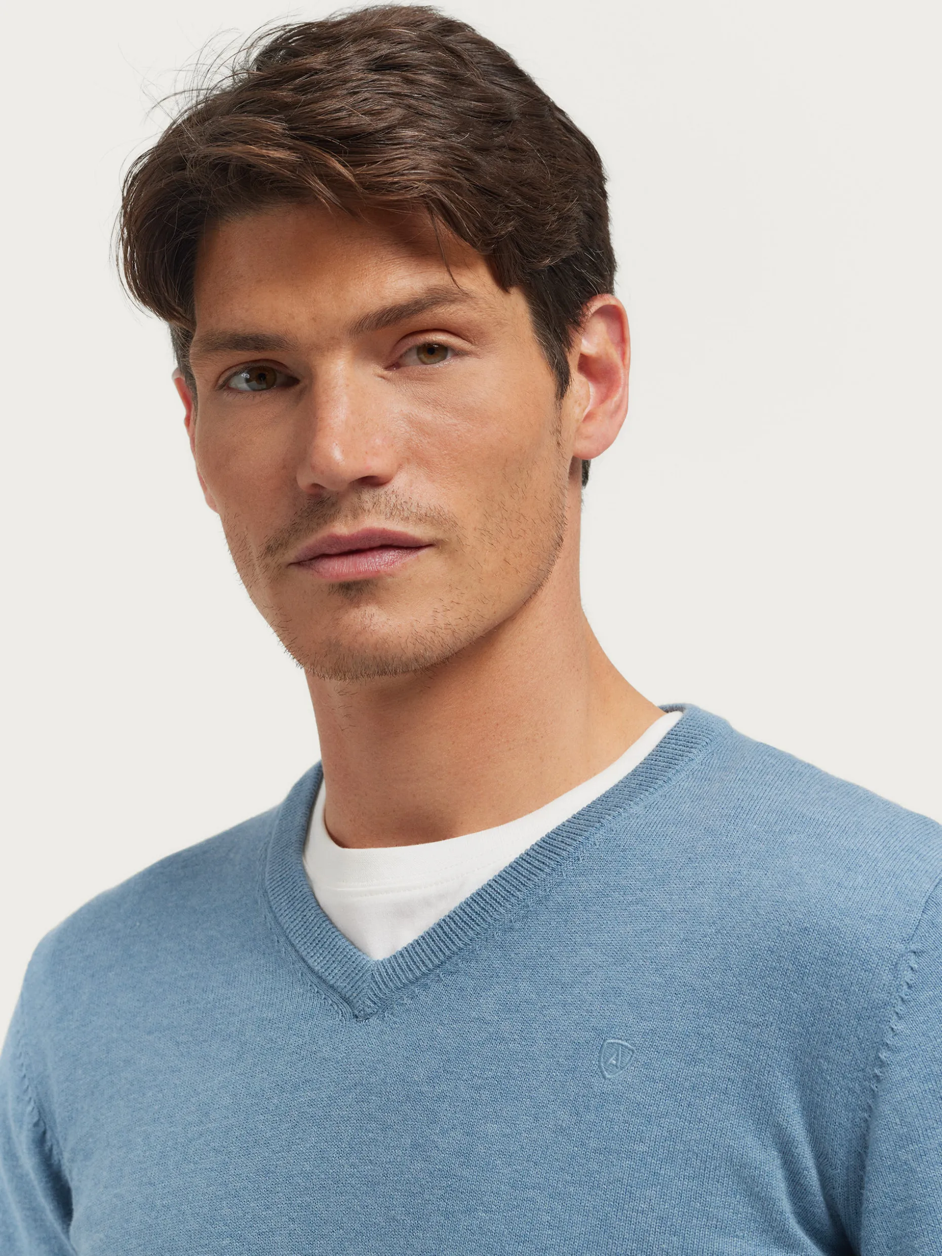 Maglietta a V in Jersey Moderna con Design Elegante - Collezione da Alvaro Moreno