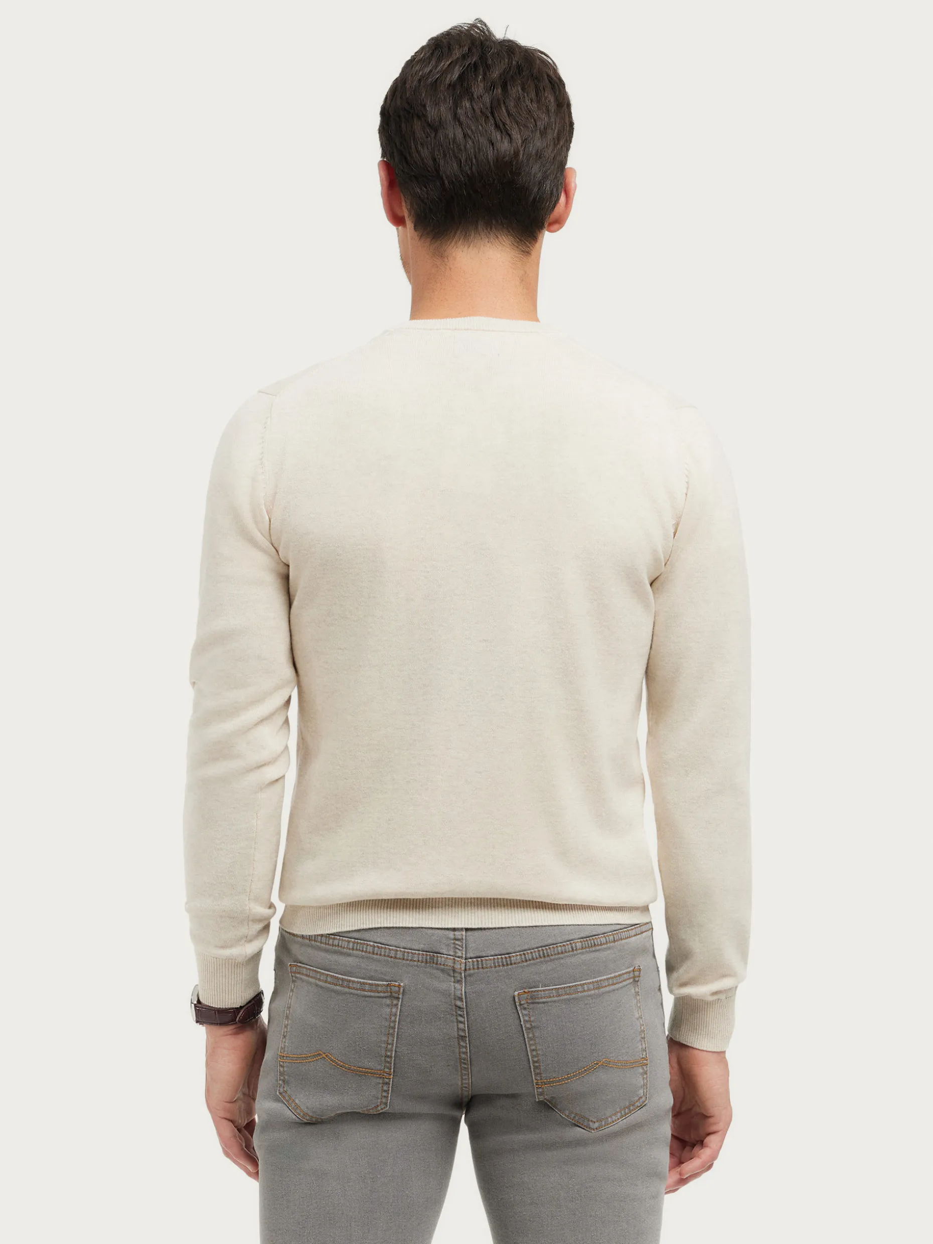 Maglia a Scollo V in Jersey Morbido - Stile Contemporaneo di Alvaro Moreno