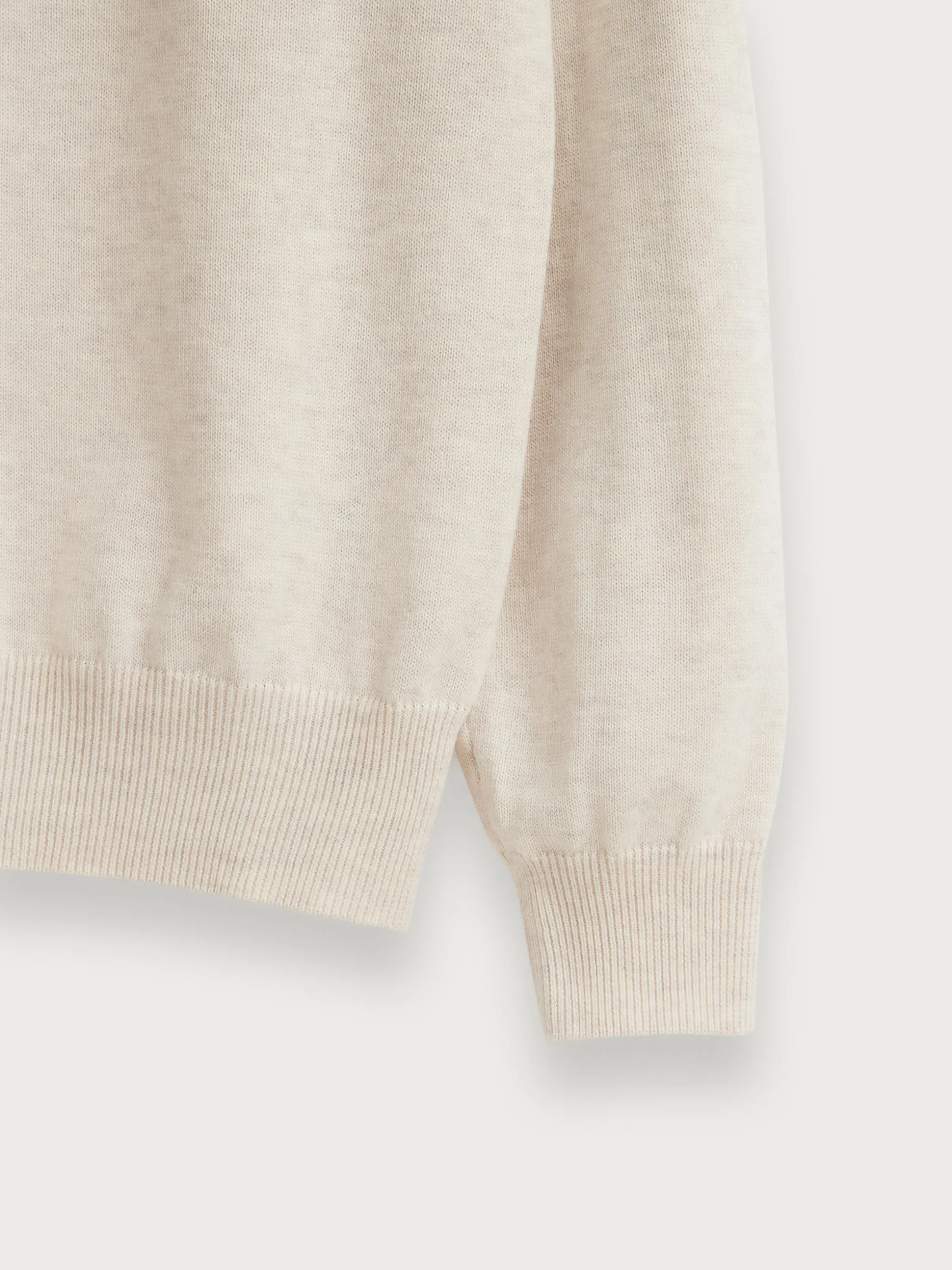 Maglia a Scollo V in Jersey Morbido - Stile Contemporaneo di Alvaro Moreno