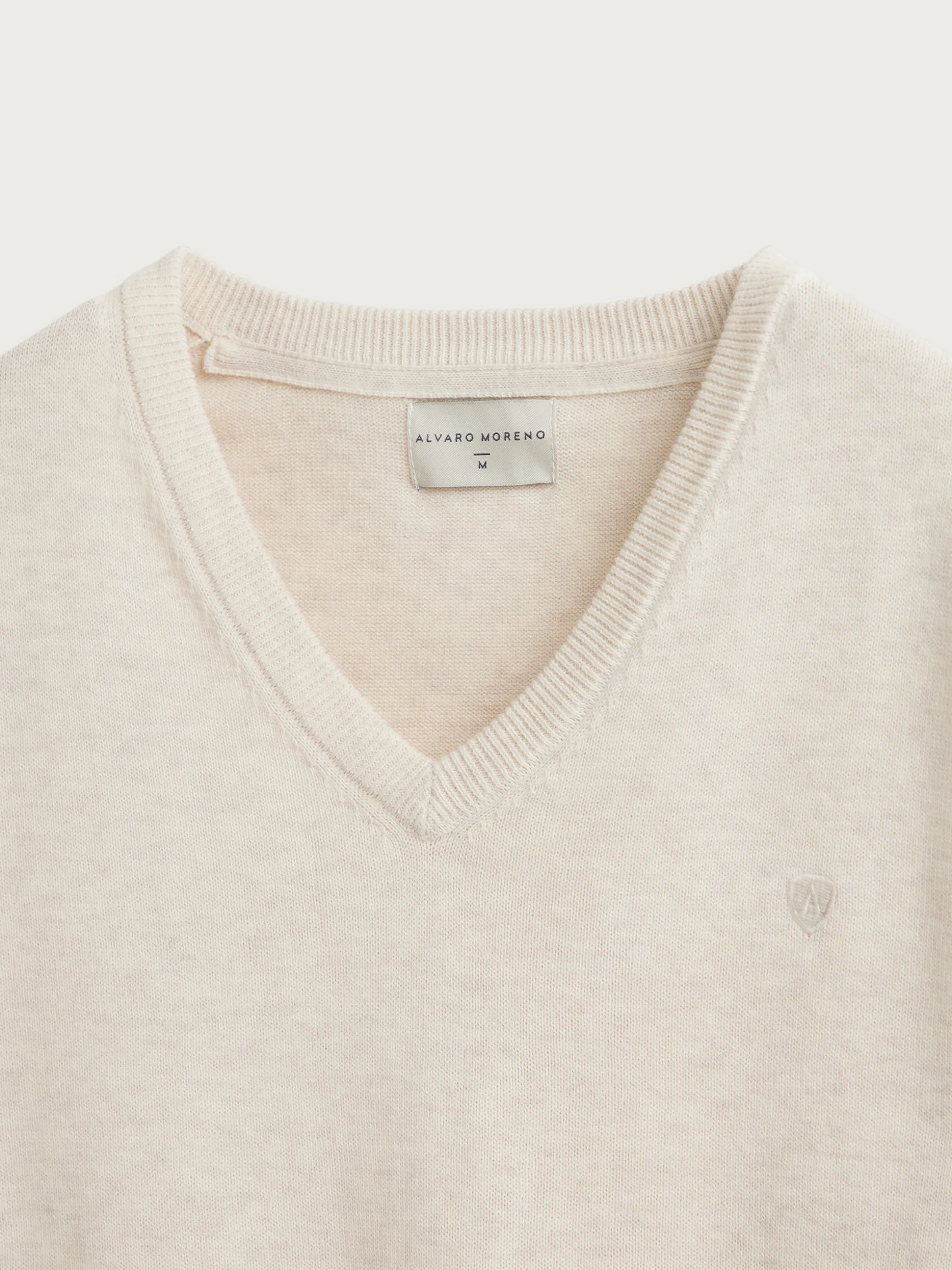 Maglia a Scollo V in Jersey Morbido - Stile Contemporaneo di Alvaro Moreno
