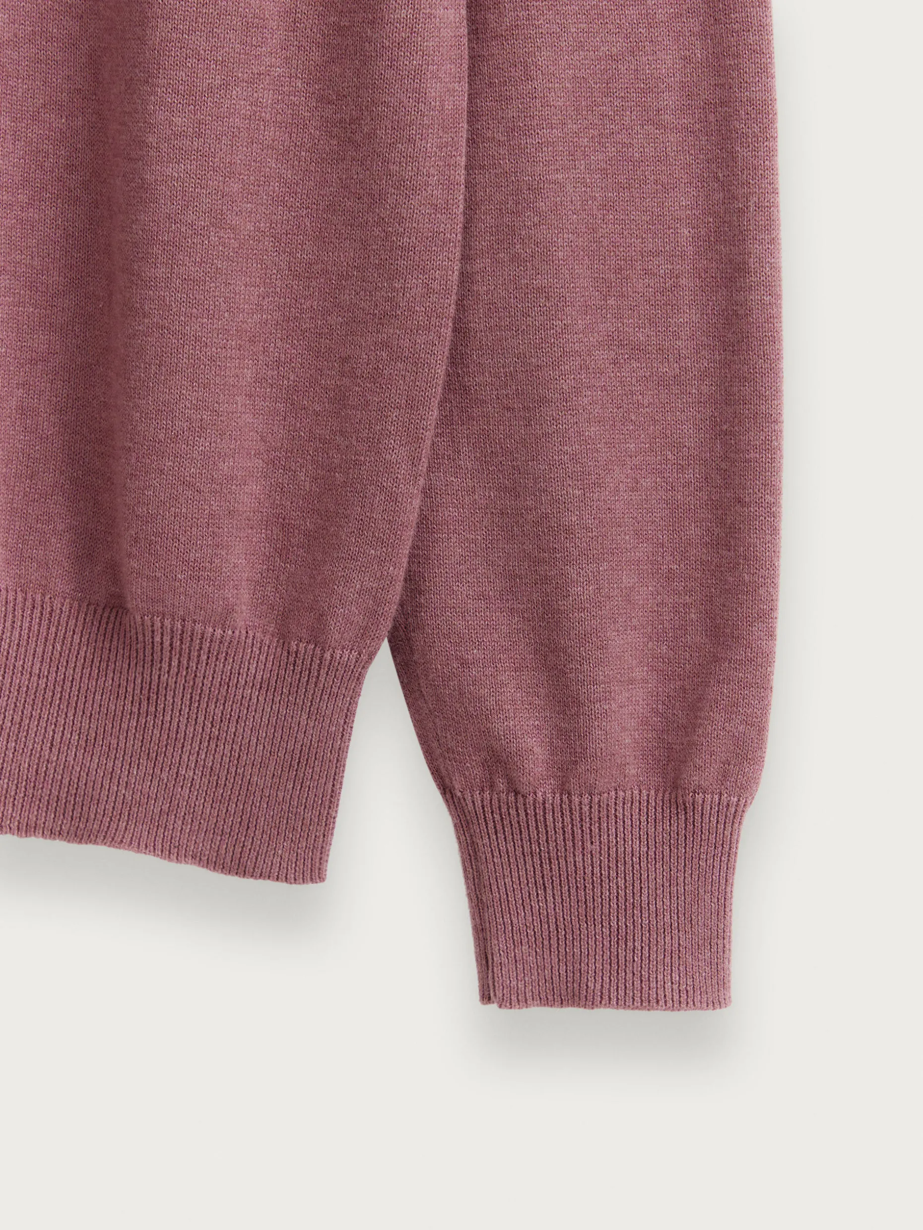 Maglia Confortevole con Scollo a V - Design Moderno di Alvaro Moreno per Uno Stile All'Ultima Moda