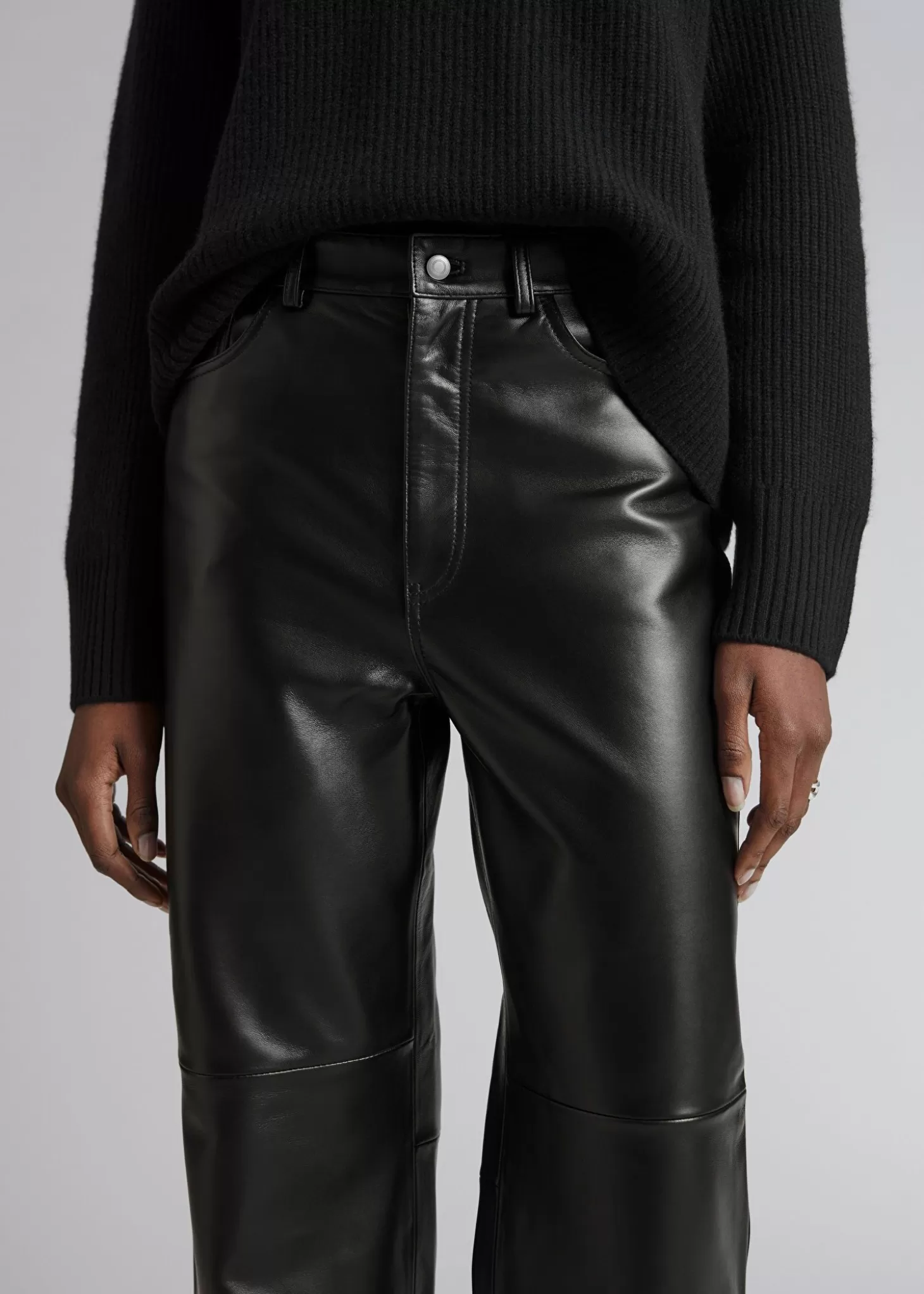 Sale & Other Stories | Pantaloni in Pelle Slim Fit Nero - Linea Essenziale con Dettagli Autentici