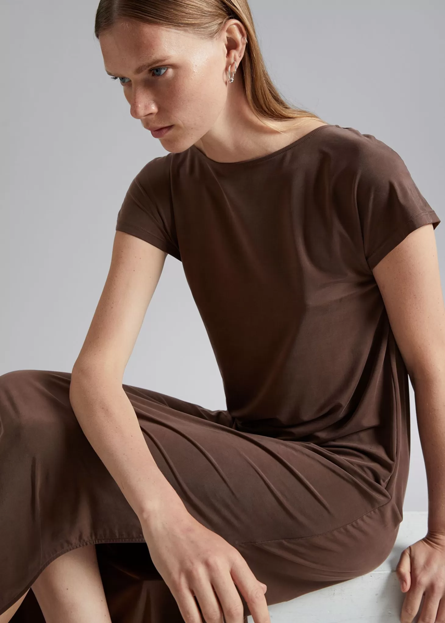Vestito Comodo in Viscosa Jersey con Design Minimal – Tonalità Borgogna Scuro