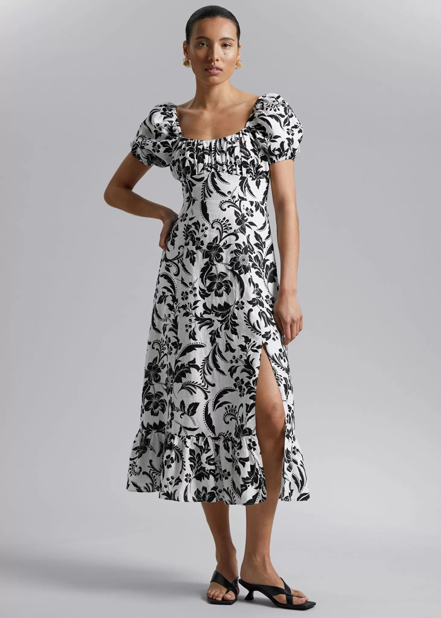 Fashion & Other Stories - Abito Midi con Maniche a Sbuffo in Bianco/Nero e Motivi Floreali Eleganti