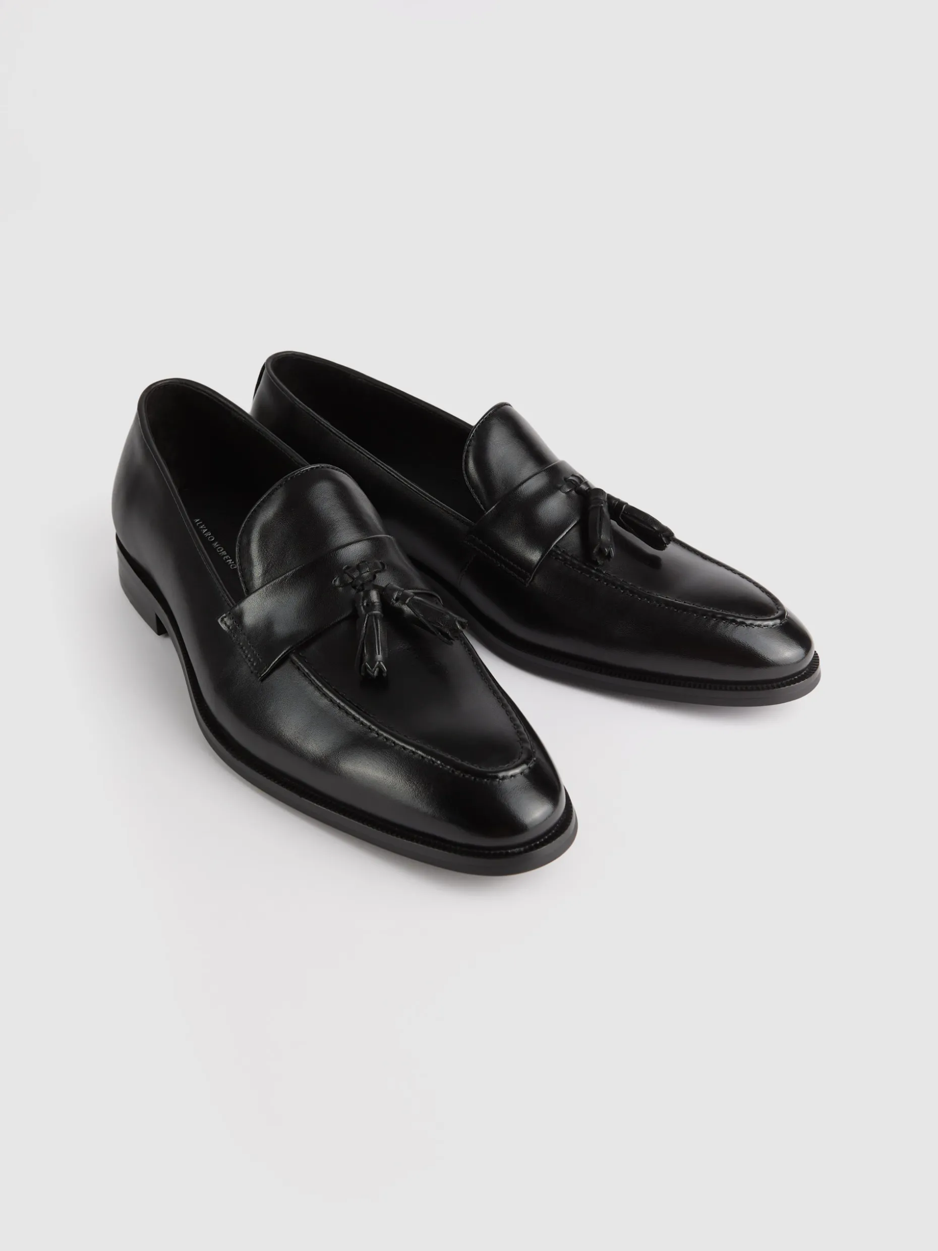 Mocassino con Maschera Elegante e Decorazioni a Nappe - Stile Moderno di Alvaro Moreno