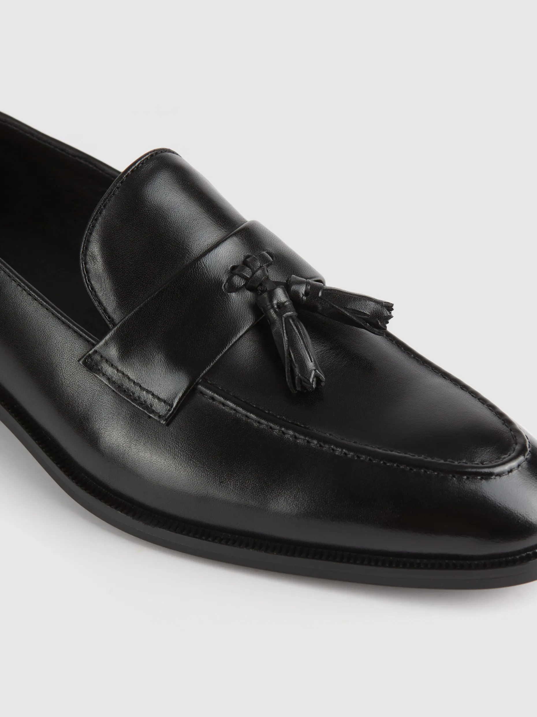 Mocassino con Maschera Elegante e Decorazioni a Nappe - Stile Moderno di Alvaro Moreno