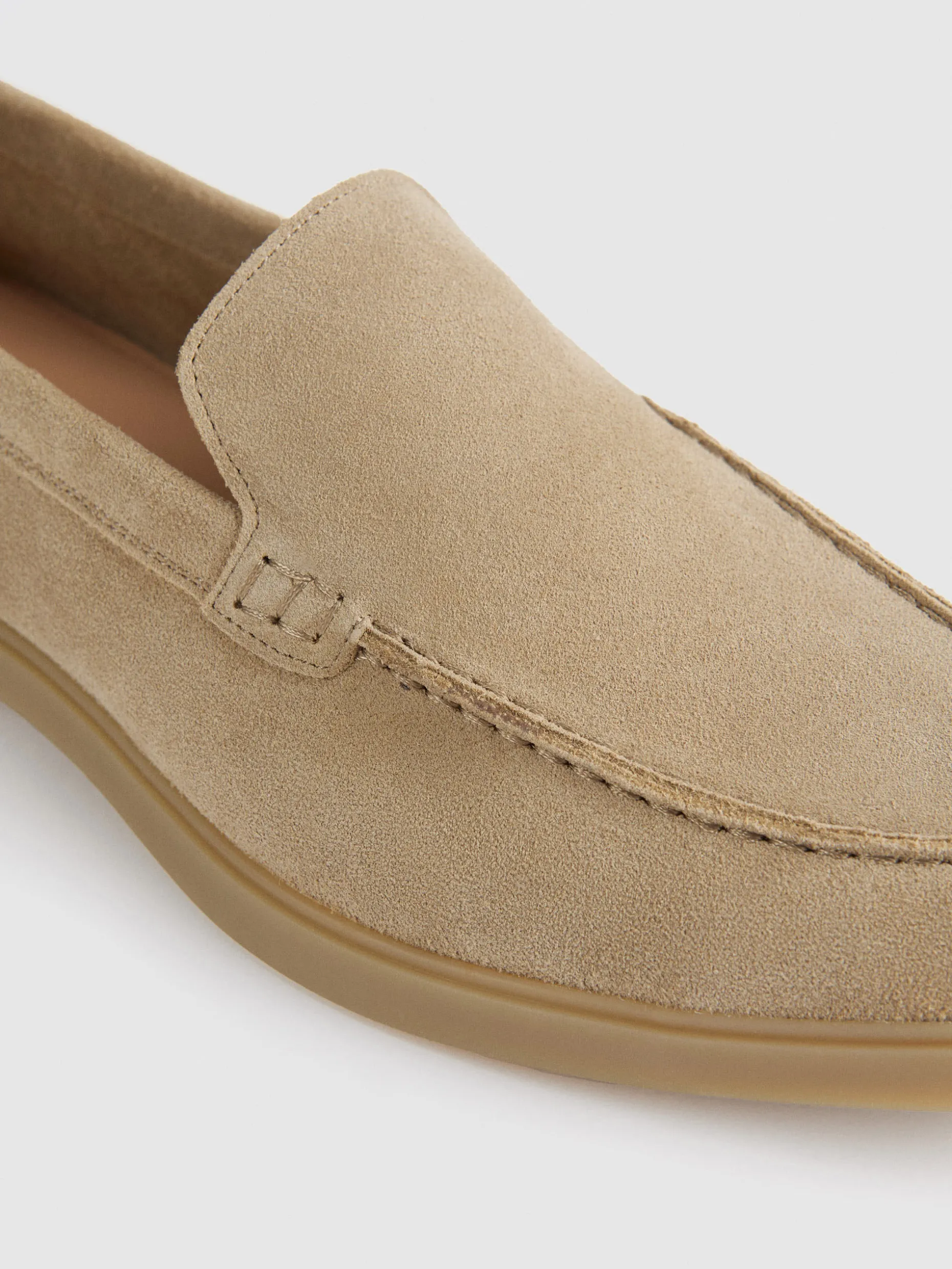 Mocassino in Pelle Scamosciata - Conforto Artigianale e Stile Classico | Negozio Alvaro Moreno - Dettagli Eleganti