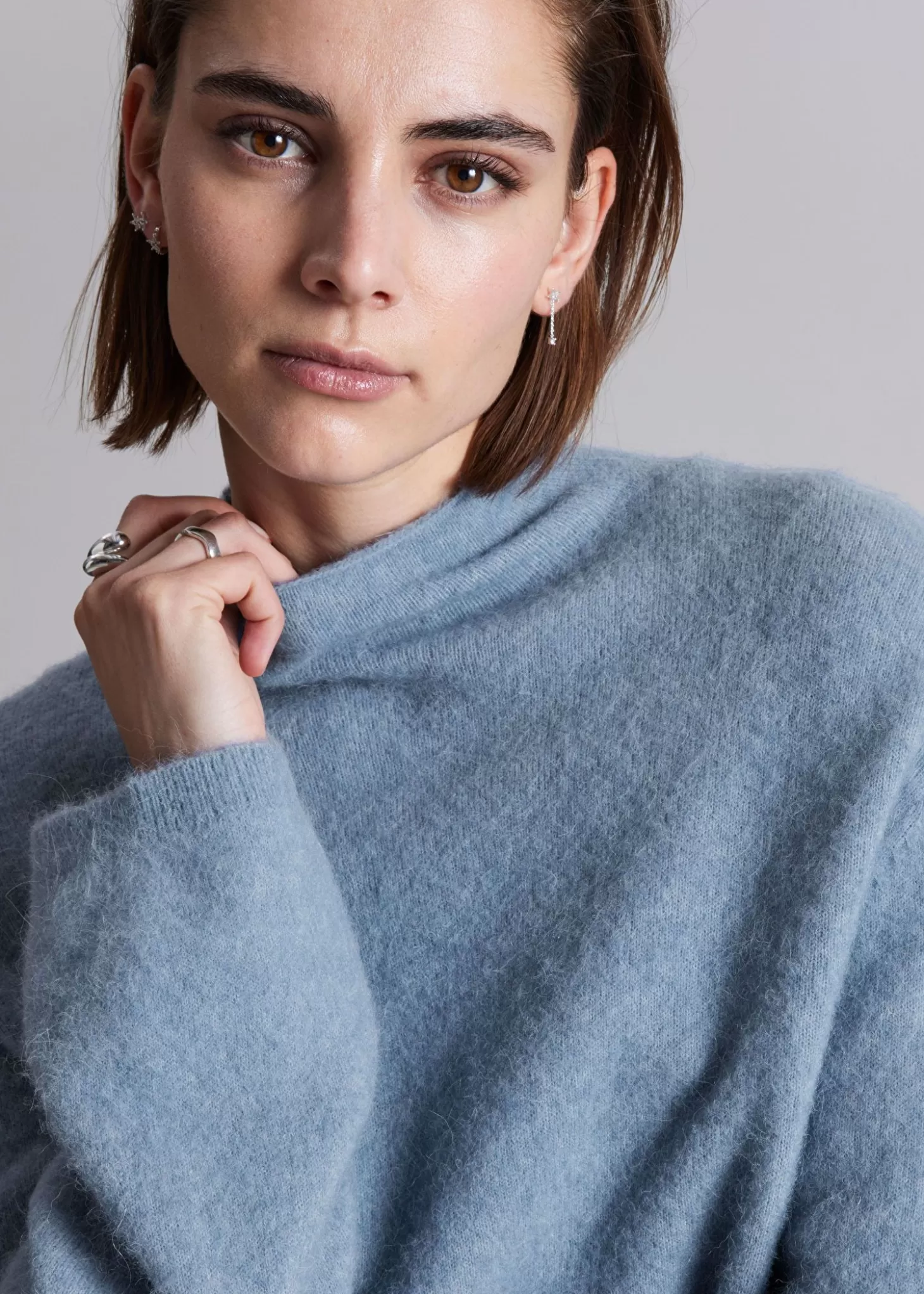 Collo Alto Maglone Oversize in Lana Merino - Store & Other Stories  
Maglone casual chic con scollo alto e maniche lunghe, filato morbido in tonalità blu polvere - Stories Collection