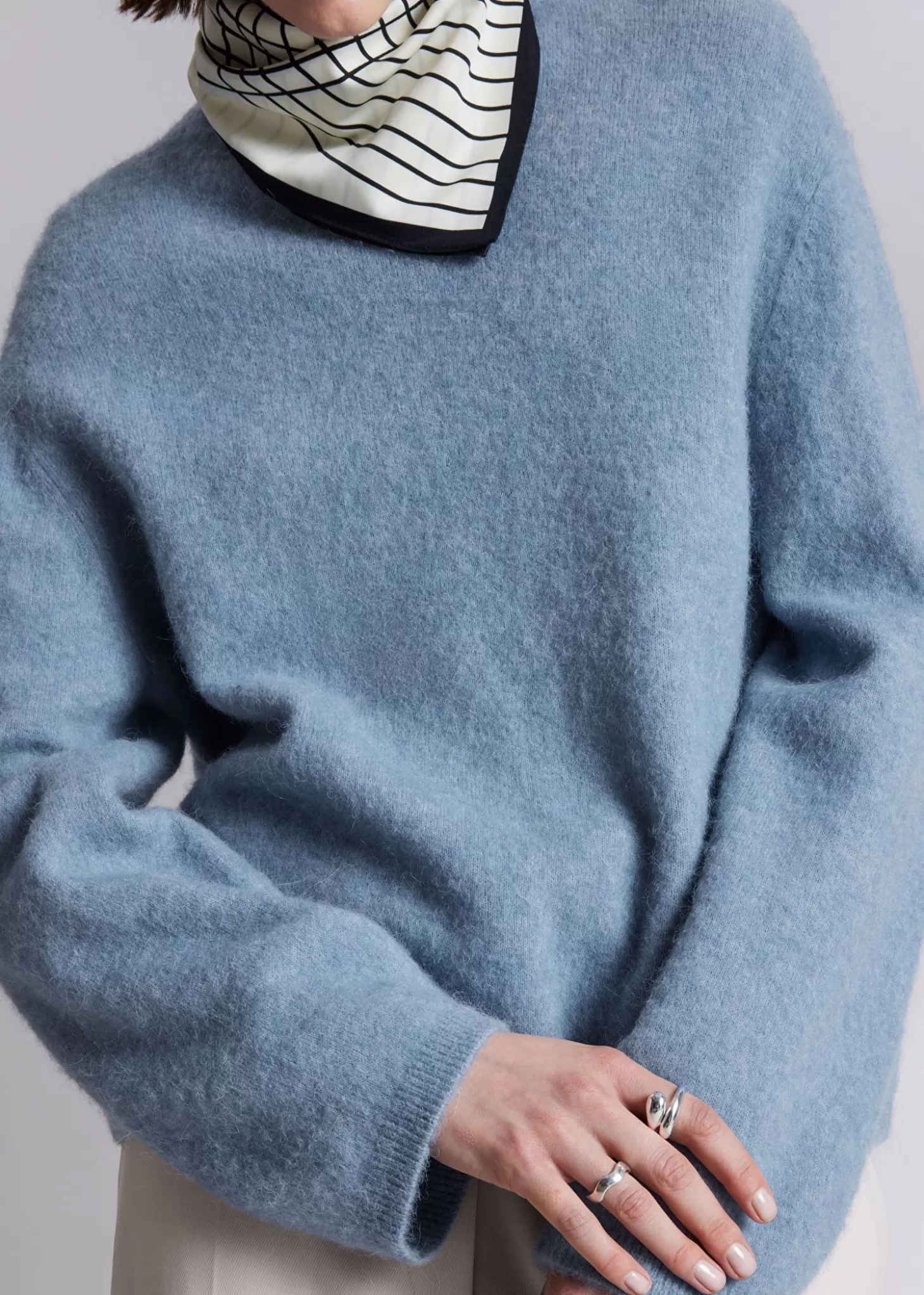 Collo Alto Maglone Oversize in Lana Merino - Store & Other Stories  
Maglone casual chic con scollo alto e maniche lunghe, filato morbido in tonalità blu polvere - Stories Collection