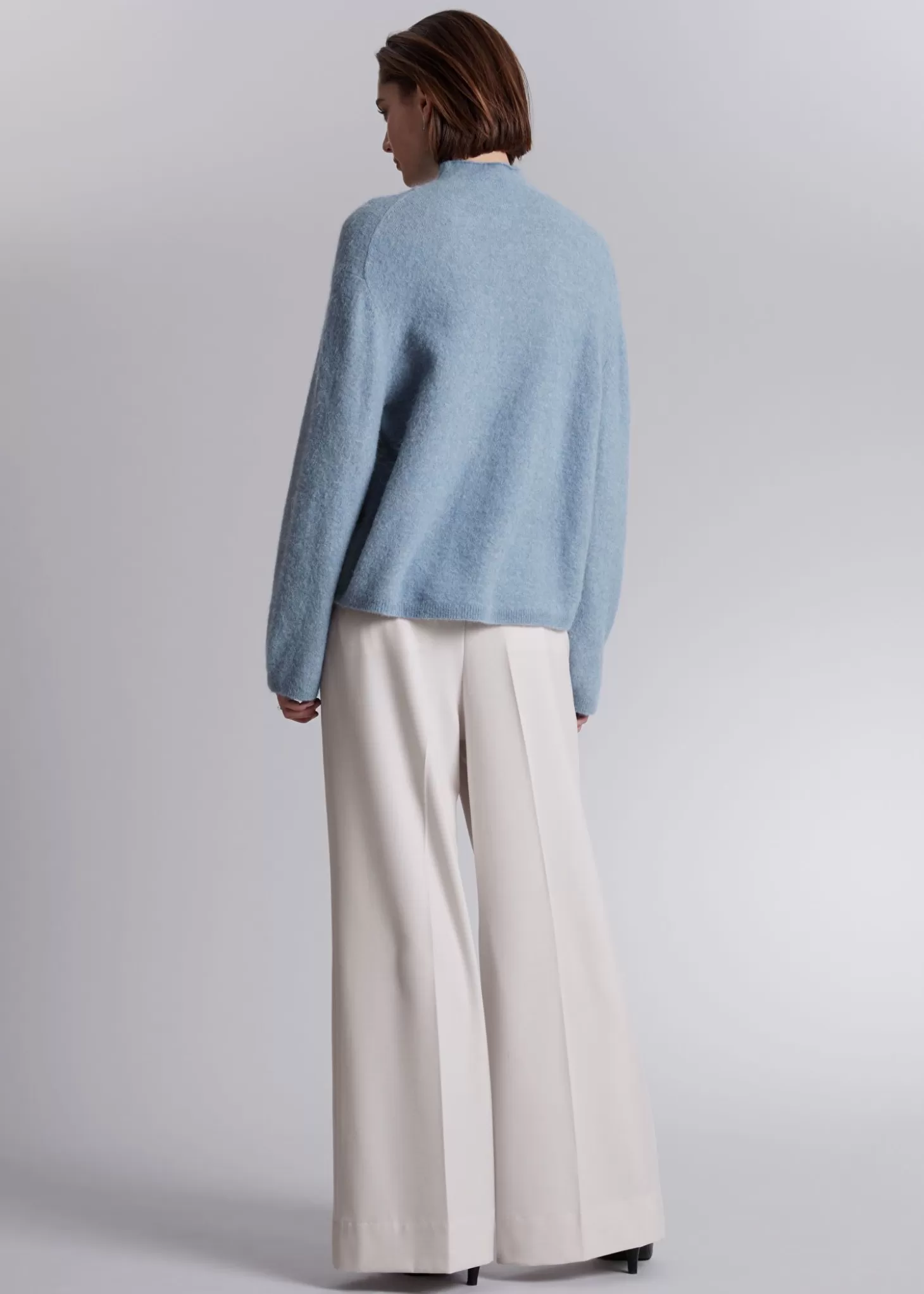 Collo Alto Maglone Oversize in Lana Merino - Store & Other Stories  
Maglone casual chic con scollo alto e maniche lunghe, filato morbido in tonalità blu polvere - Stories Collection