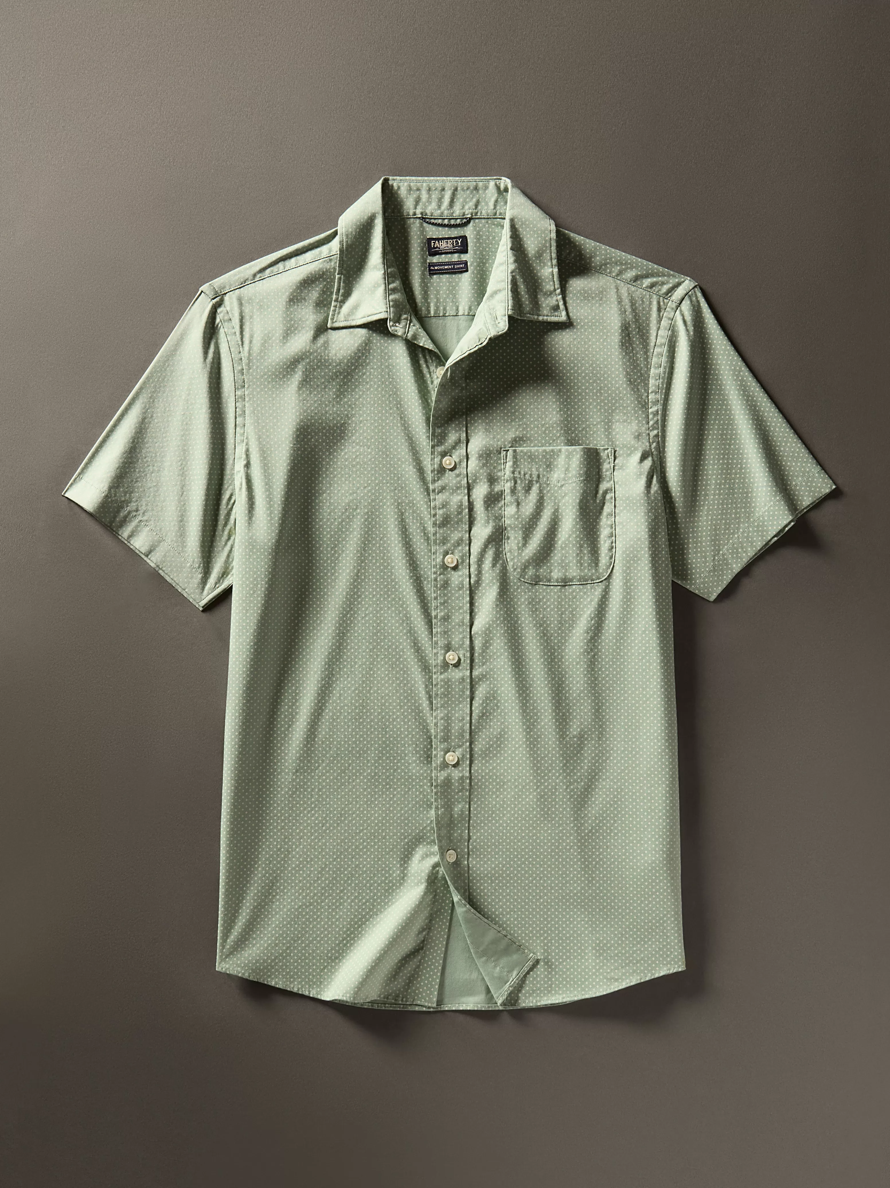 Faherty: Maglietta Uomo Casual con Tecnologia Movement™ - Tessuto traspirante per l'estate, design minimalista e confortevole. Collezione limitata disponibile nello shop online.