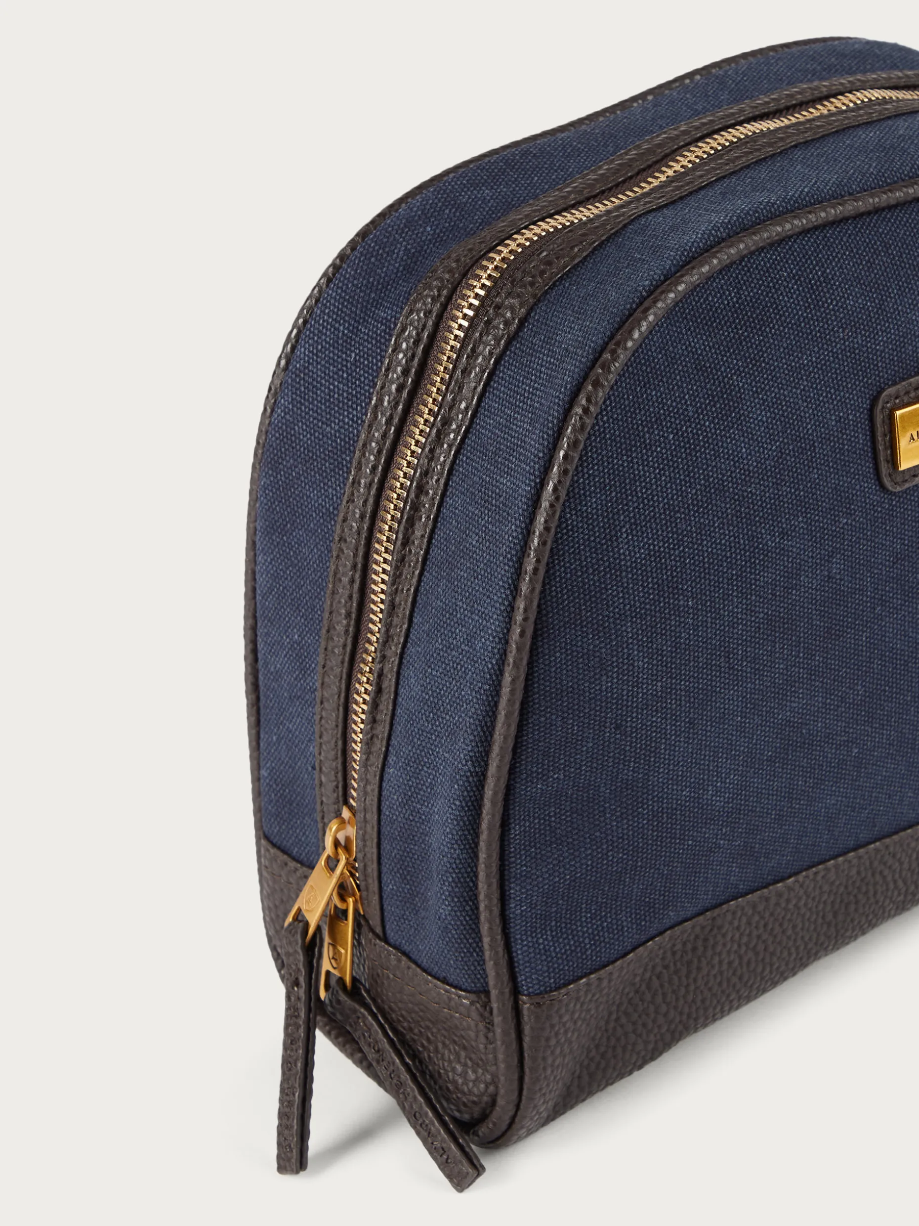 Elegante Necessaire da Viaggio Alvaro Moreno - Dante, Design Compatto e Prezzo Conveniente