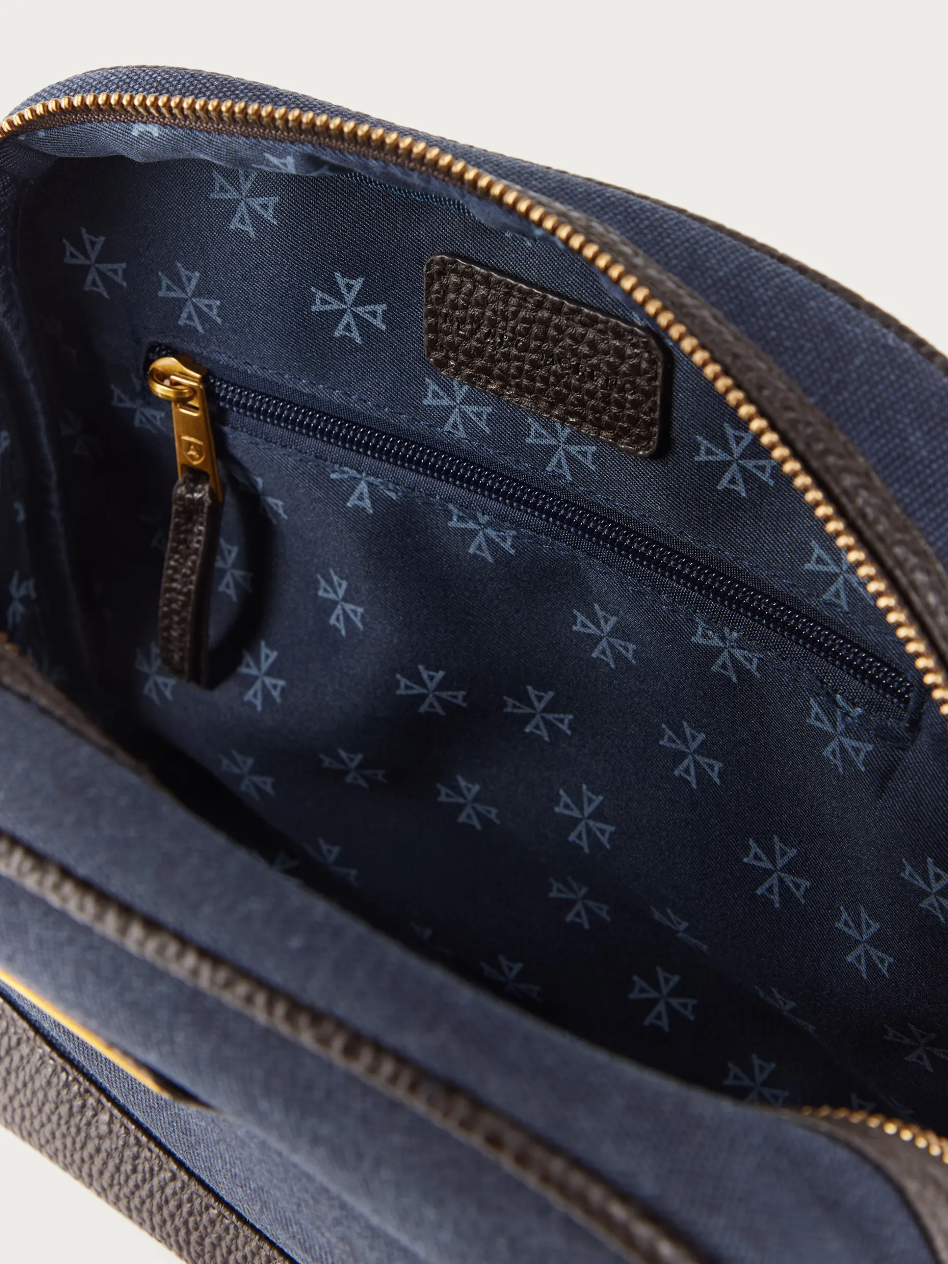 Elegante Necessaire da Viaggio Alvaro Moreno - Dante, Design Compatto e Prezzo Conveniente