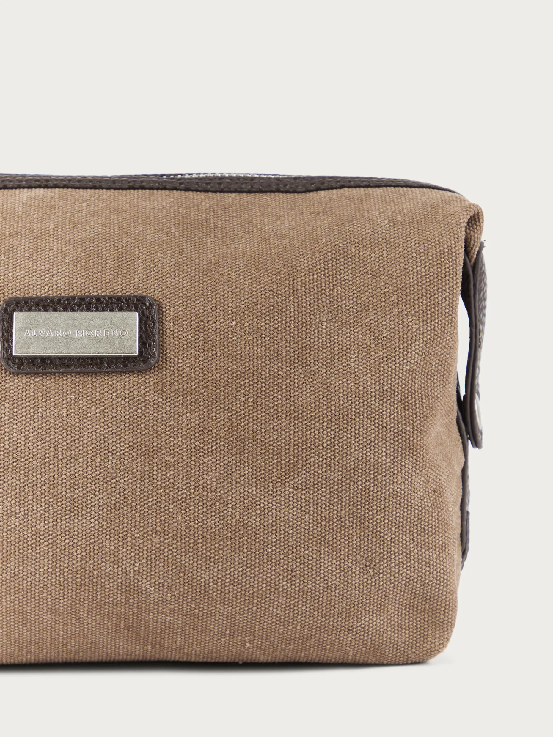 Necessaire da Viaggio Nolan - Borsa Cosmetici Elegante e Funzionale con Design Premiatodi Alvaro Moreno
