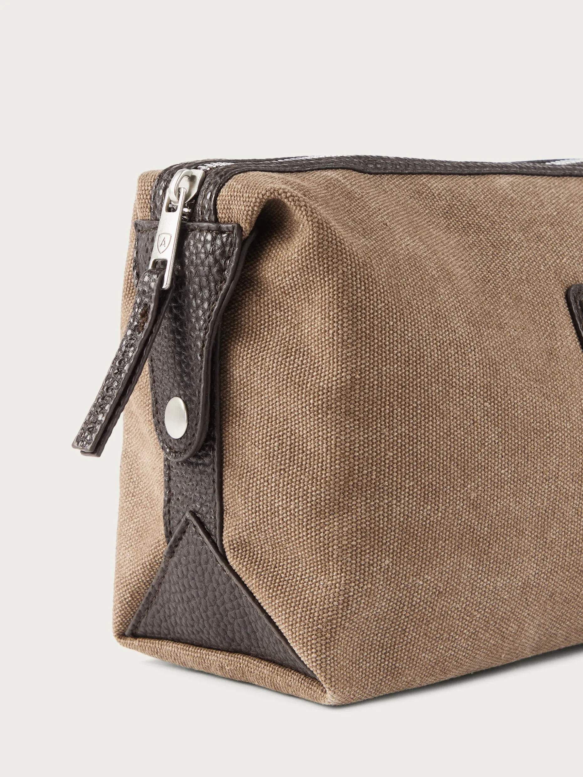 Necessaire da Viaggio Nolan - Borsa Cosmetici Elegante e Funzionale con Design Premiatodi Alvaro Moreno