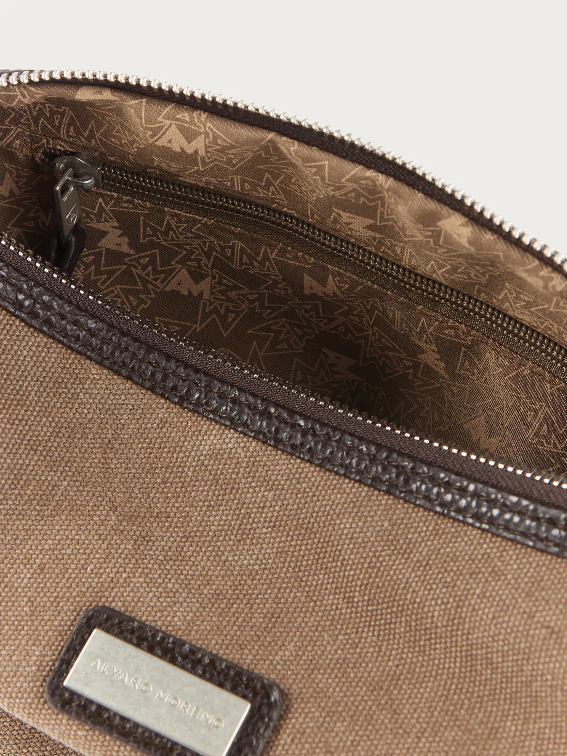 Necessaire da Viaggio Nolan - Borsa Cosmetici Elegante e Funzionale con Design Premiatodi Alvaro Moreno