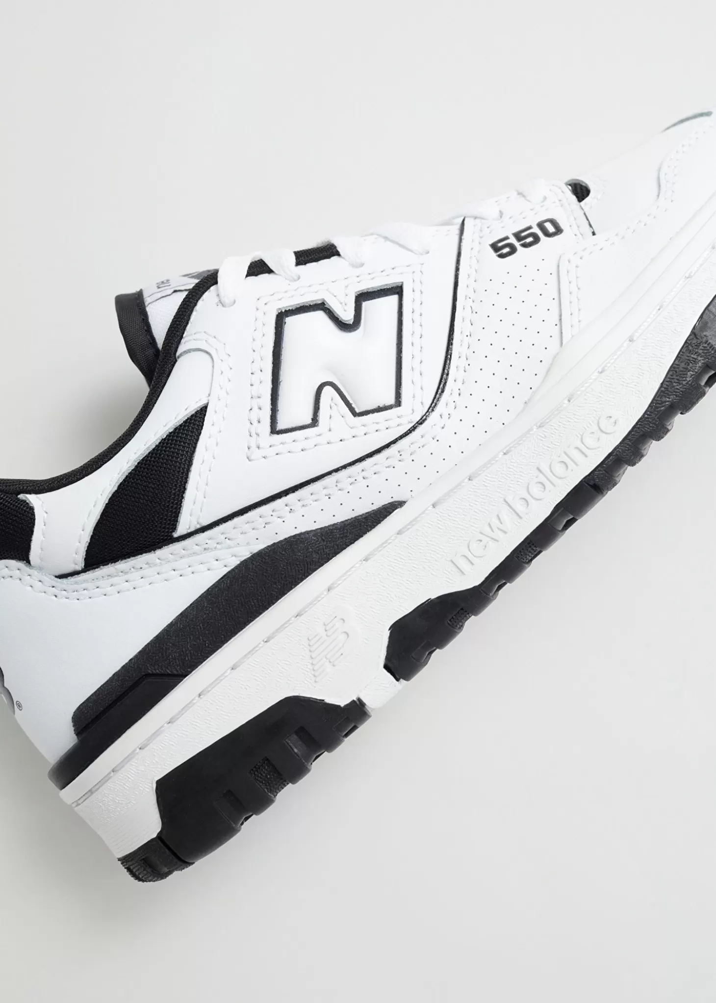 Scarpe New Balance 550 C Unisex in Tela e Pelle - Bianco Nero con Design Minimalista (Disponibile su Other Stories)