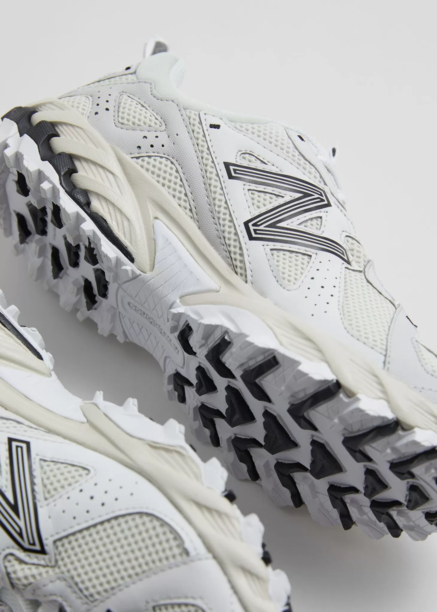 New Balance 610 Scarpe Sportive Bianco/Grigio - Stile Minimalista con Sconto Imperdibile da & Other Stories, Ideali per Comfort Giornaliero e Look Casual Chic