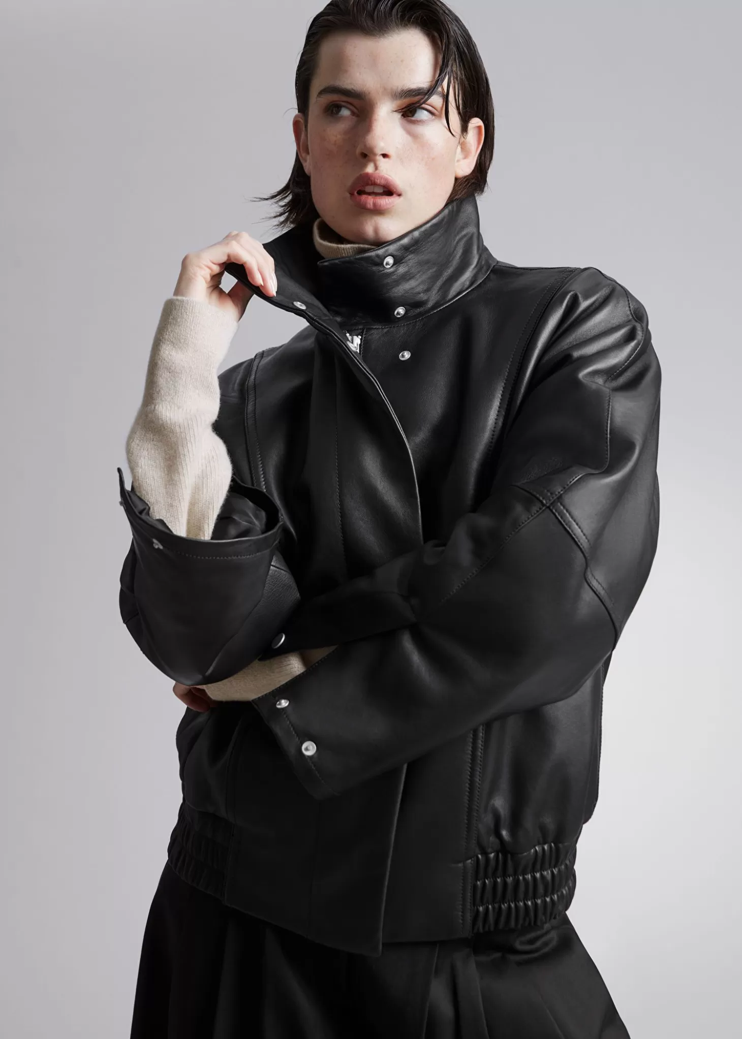 Giubbotto in Pelle Oversize dal Design Minimal - Nero Opaco  
Morbida e Confortevole, Imperdibile in Offerta su & Other Stories