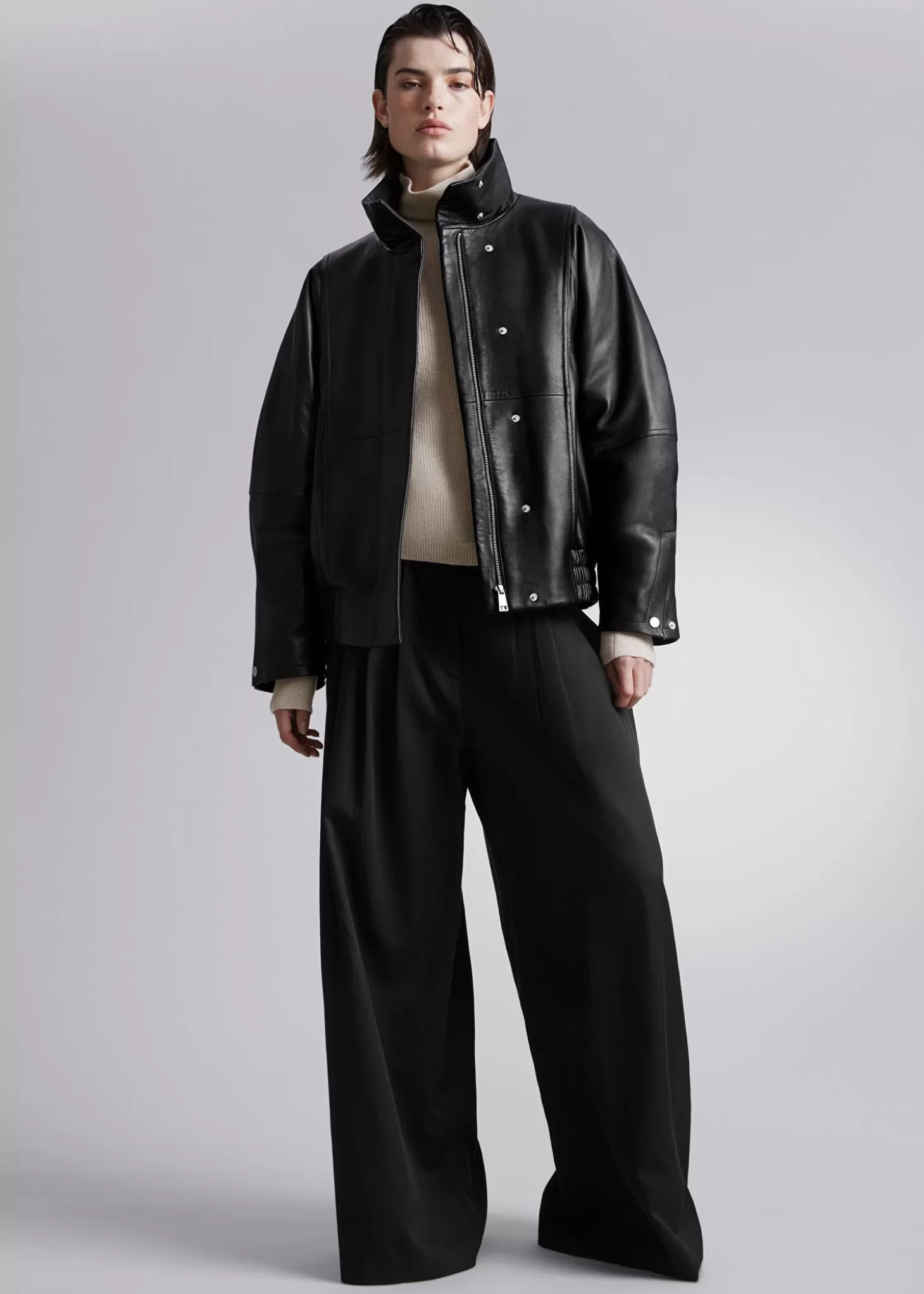 Giubbotto in Pelle Oversize dal Design Minimal - Nero Opaco  
Morbida e Confortevole, Imperdibile in Offerta su & Other Stories