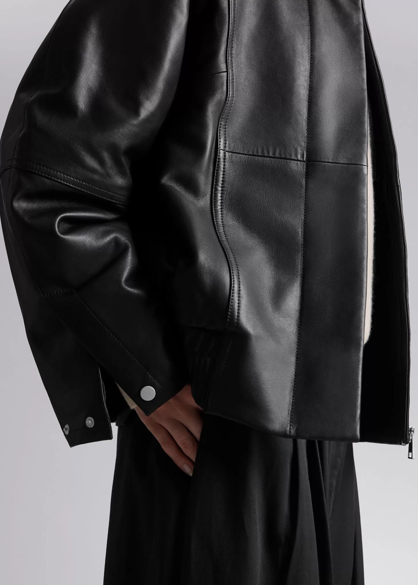 Giubbotto in Pelle Oversize dal Design Minimal - Nero Opaco  
Morbida e Confortevole, Imperdibile in Offerta su & Other Stories