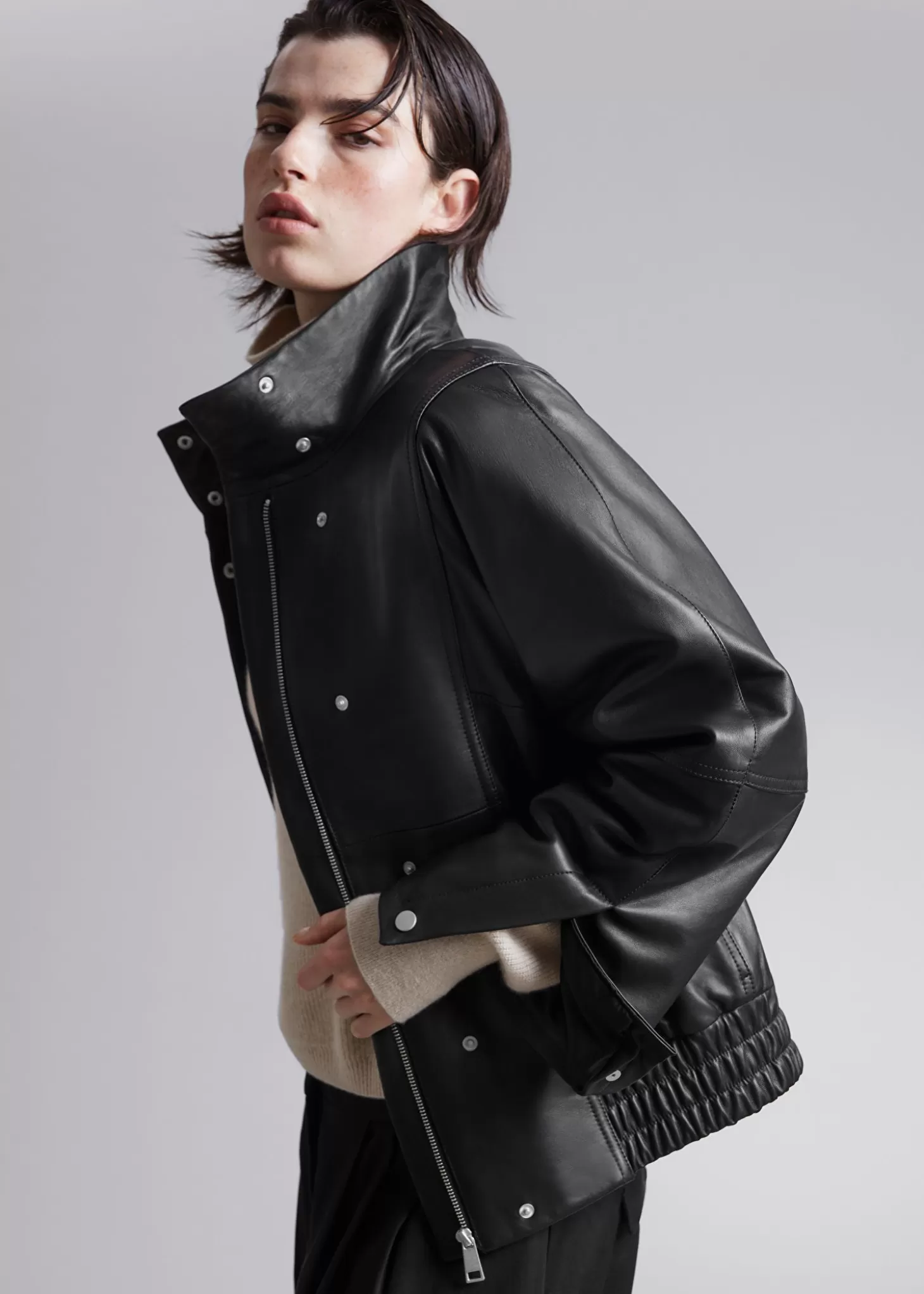 Giubbotto in Pelle Oversize dal Design Minimal - Nero Opaco  
Morbida e Confortevole, Imperdibile in Offerta su & Other Stories