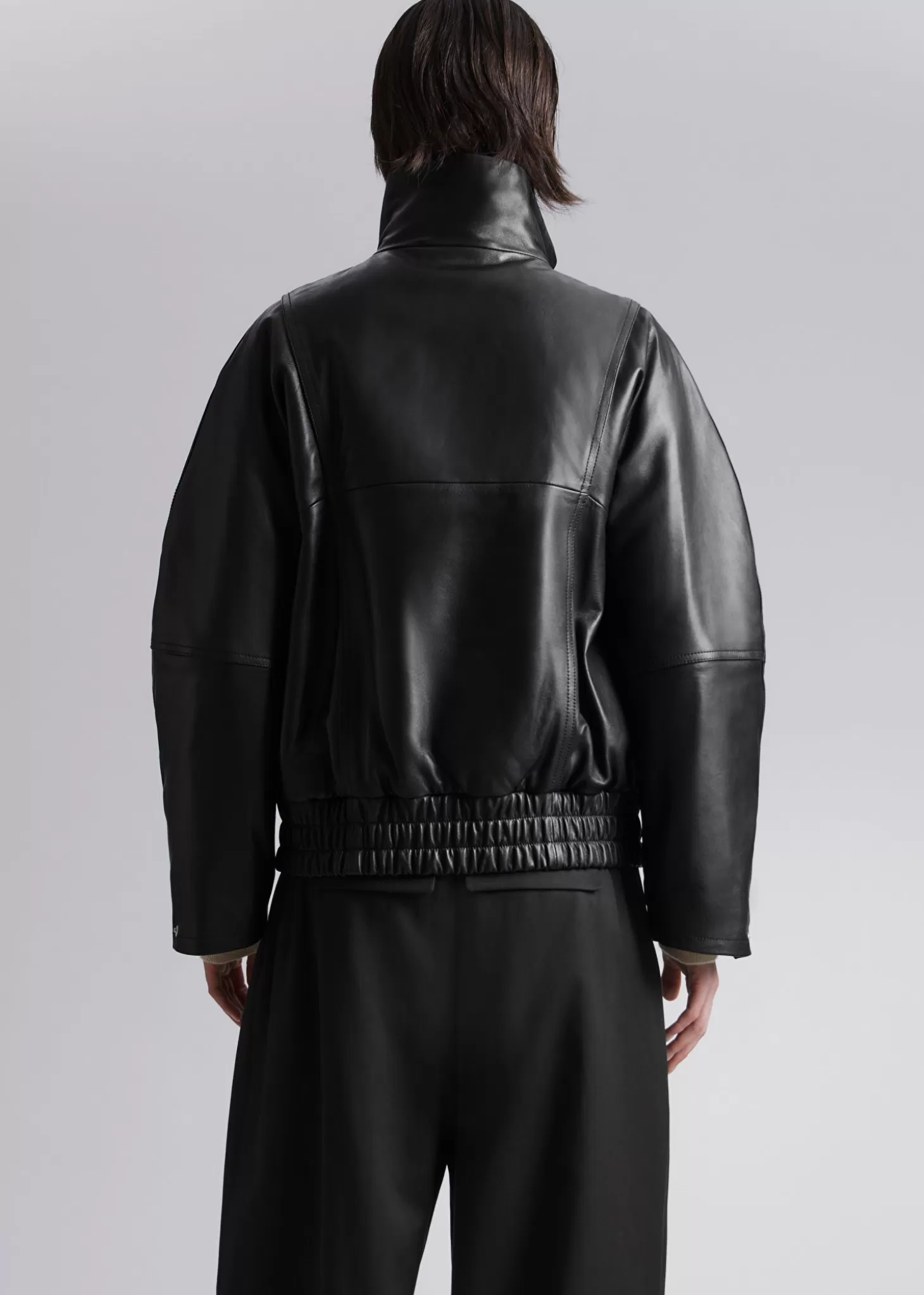 Giubbotto in Pelle Oversize dal Design Minimal - Nero Opaco  
Morbida e Confortevole, Imperdibile in Offerta su & Other Stories