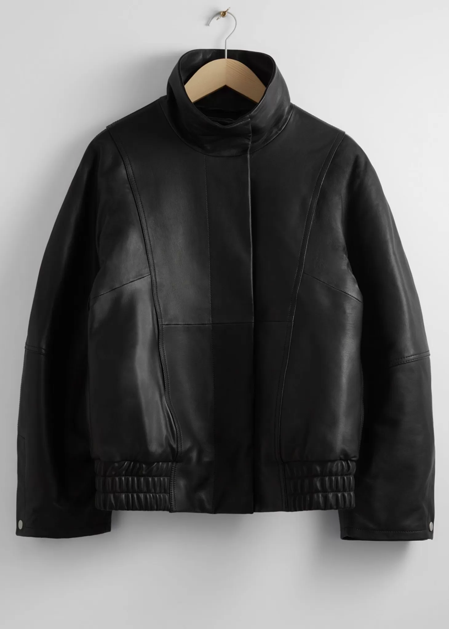 Giubbotto in Pelle Oversize dal Design Minimal - Nero Opaco  
Morbida e Confortevole, Imperdibile in Offerta su & Other Stories